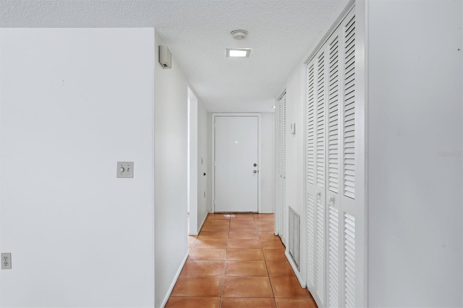 Entry Hallway - 509 LAKESIDE DR #509, BRADENTON