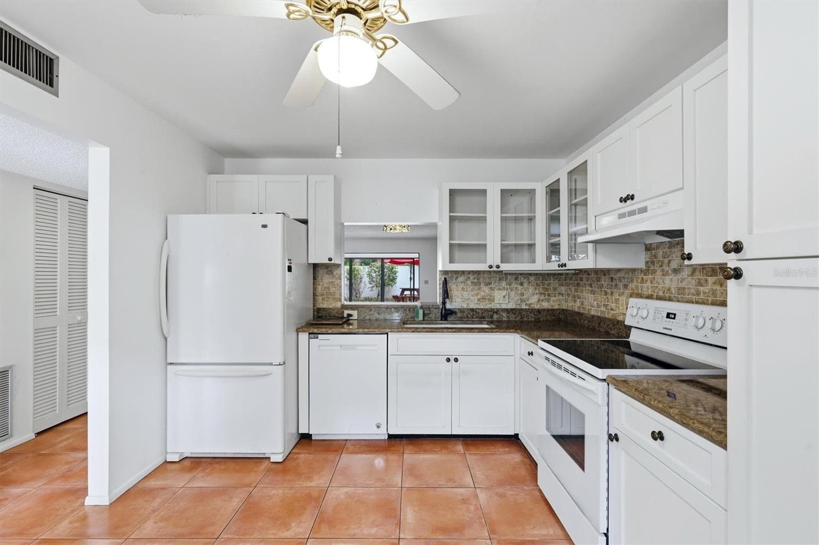 Kitchen - 509 LAKESIDE DR #509, BRADENTON