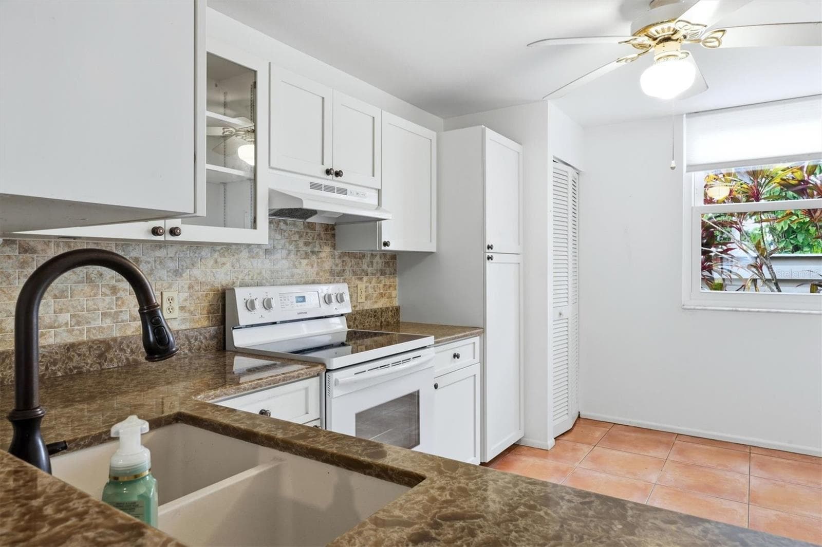 Kitchen - 509 LAKESIDE DR #509, BRADENTON
