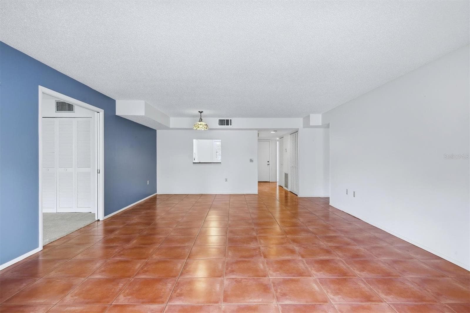 Living/Dining area - 509 LAKESIDE DR #509, BRADENTON