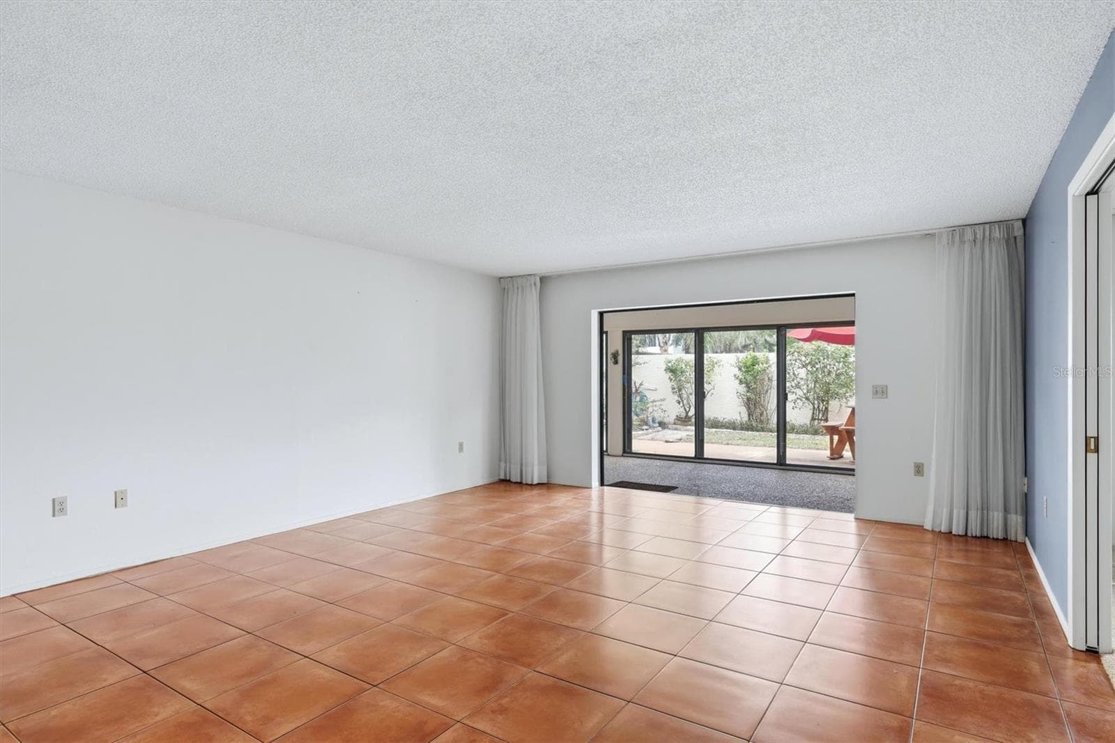 Living Area - Sliders open to Lanai - 509 LAKESIDE DR #509, BRADENTON