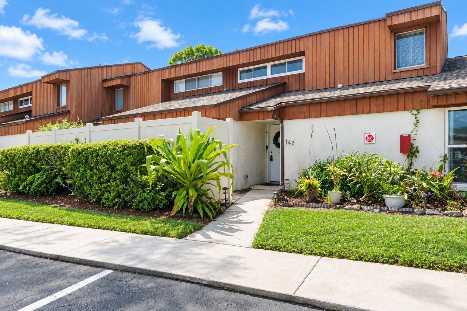2076 SUNSET POINT RD #142