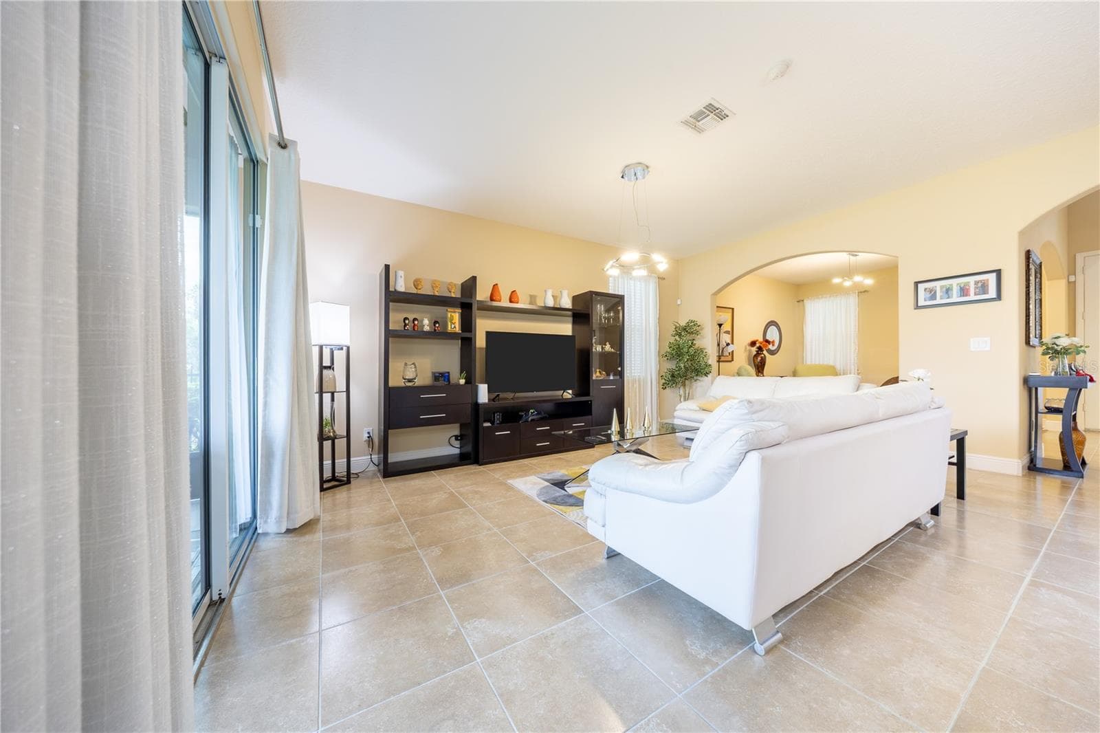 Spacious living room with soaring ceilings and natural light - 3048 BOATING BLVD, KISSIMMEE