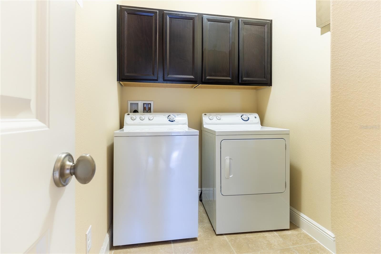 Laundry room with washer, dryer and storage cabinets - 3048 BOATING BLVD, KISSIMMEE