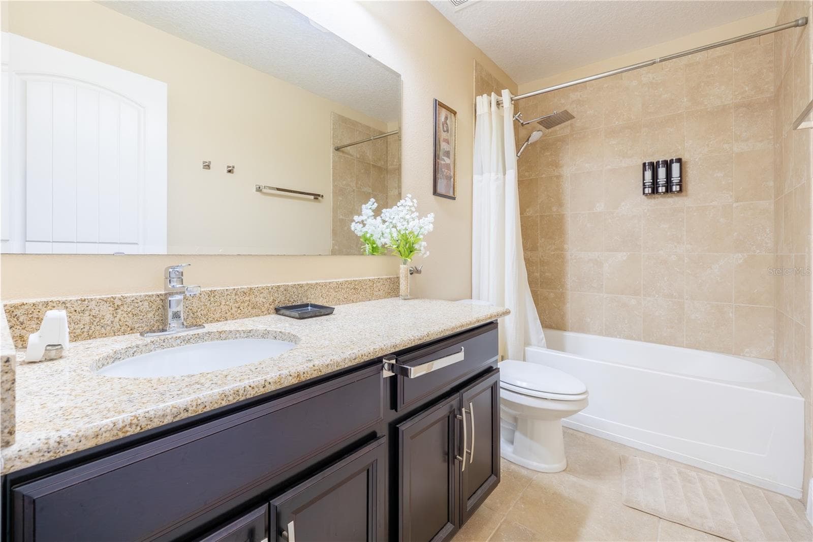 Upstairs bathroom with granite vanity and tub/shower combo - 3048 BOATING BLVD, KISSIMMEE