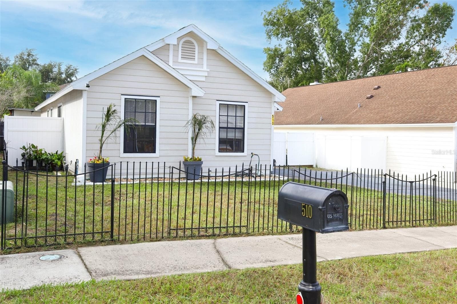 510 CONURE ST