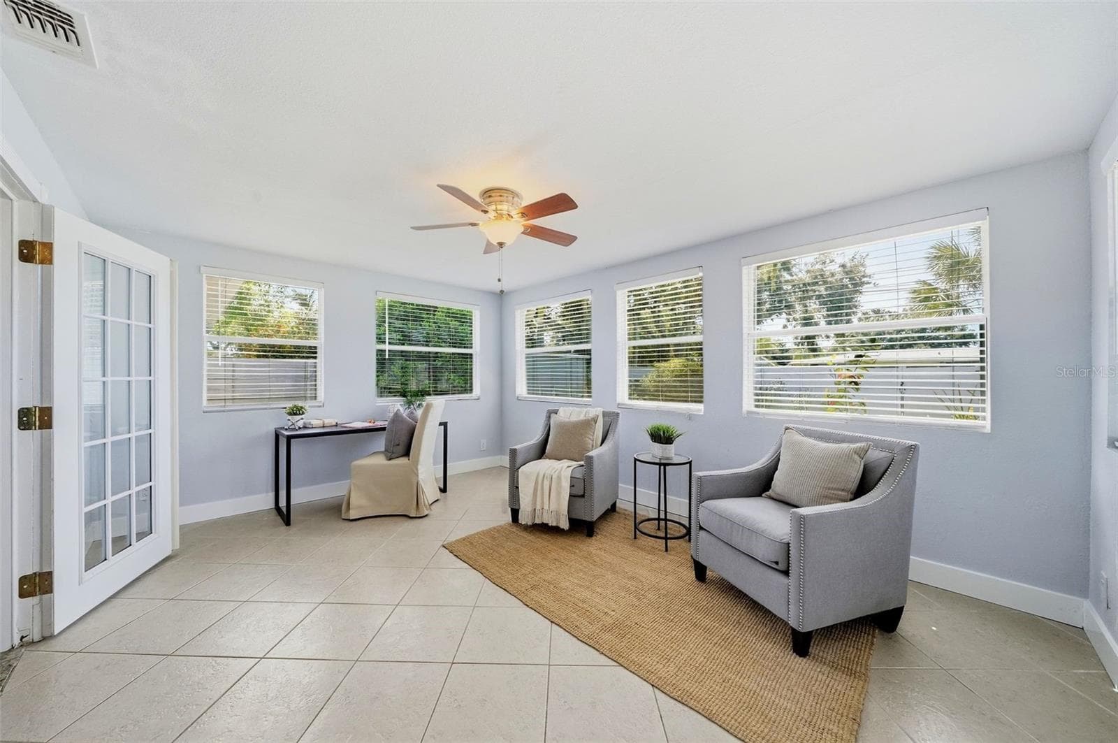 Natural light galore - 532 43RD AVE NE, ST PETERSBURG
