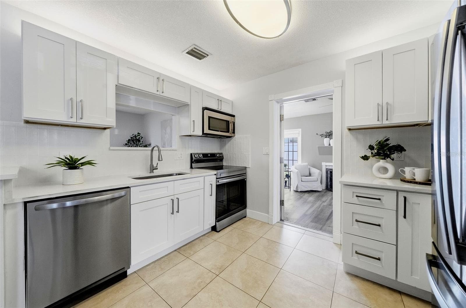 Stainless steel appliances - 532 43RD AVE NE, ST PETERSBURG