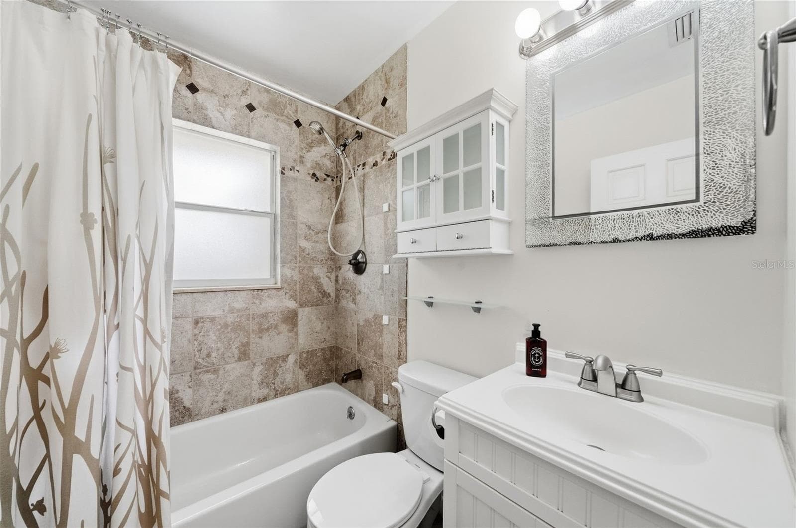 Second Bathroom shared between bedrooms 2/3 - 532 43RD AVE NE, ST PETERSBURG