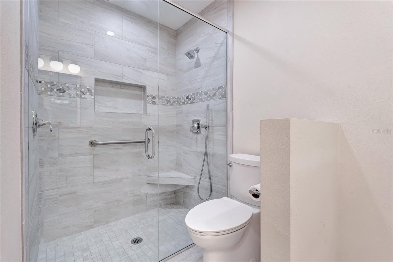 ensuite bathroom 1 (b) - 668 POST OAK CIR #116, ALTAMONTE SPRINGS