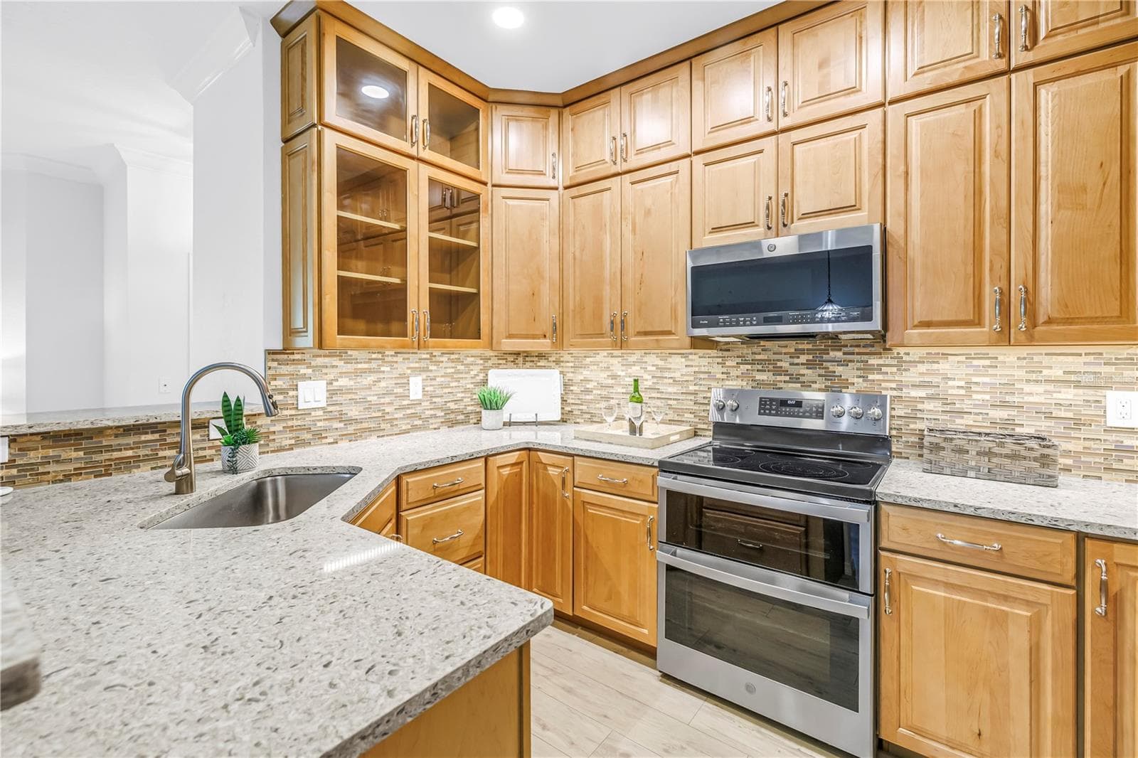 Updated kitchen features solid wood cabinetry, granite countertops, tile backsplash and stainless steel appliances. - 350 2ND ST N #6, ST PETERSBURG