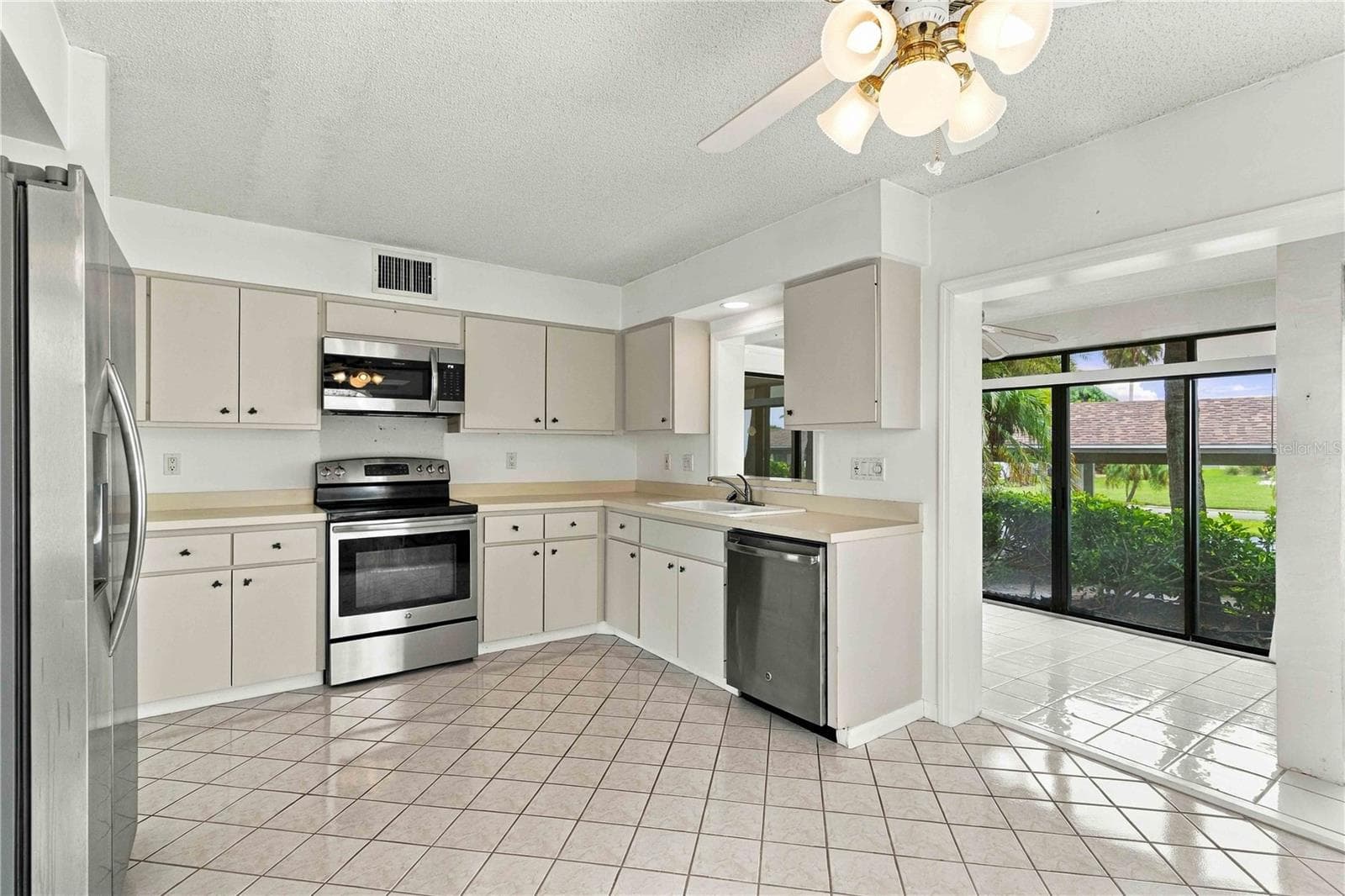 Kitchen - 8734 54TH AVE W #8734, BRADENTON