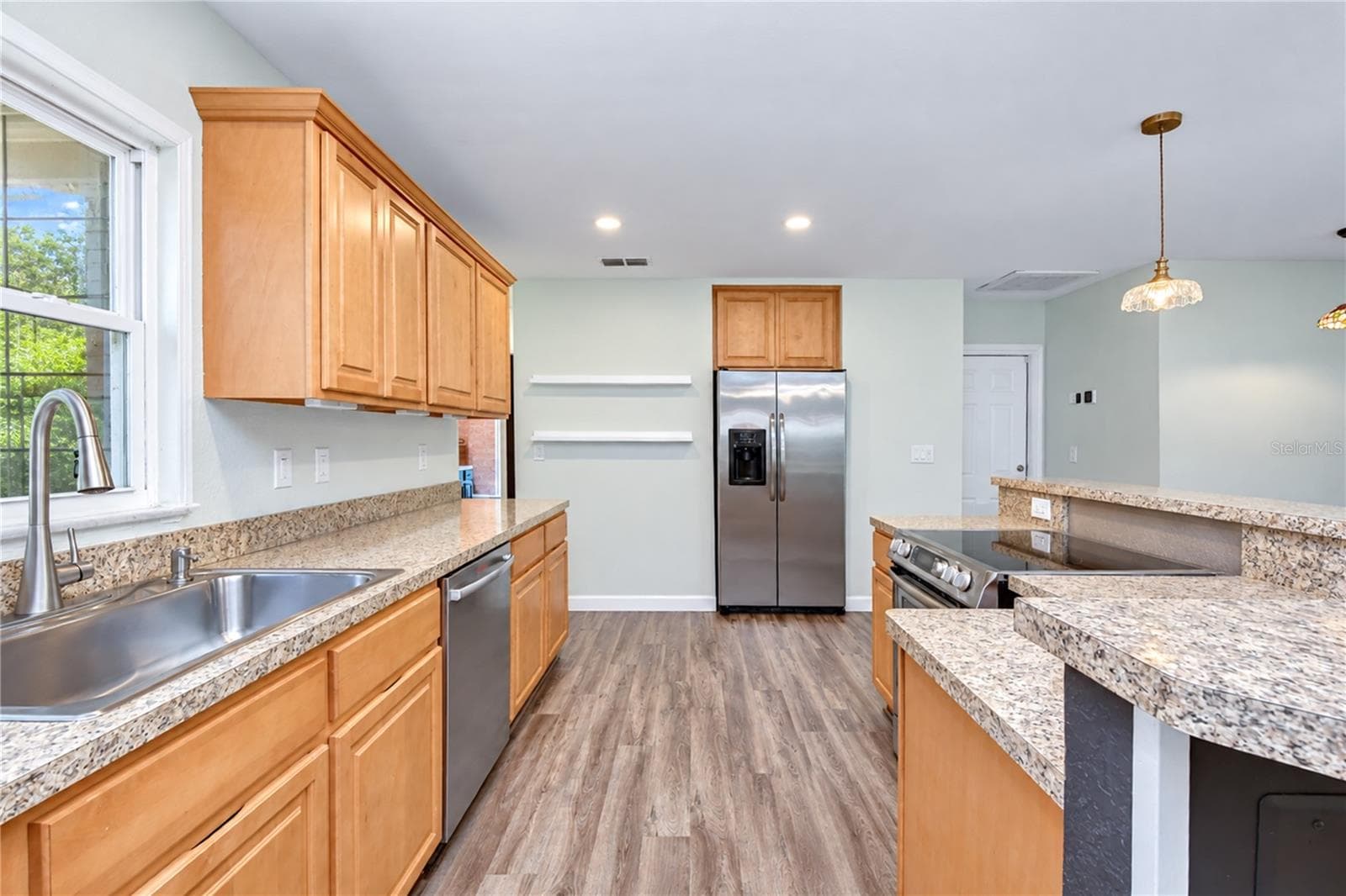 Stainless appliances! - 3712 GALLAGHER RD, PLANT CITY