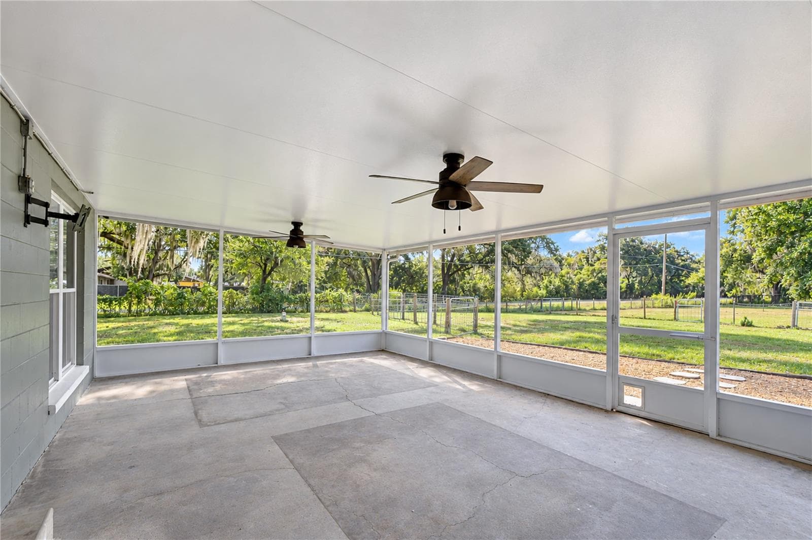 Oversized screened lanai! - 3712 GALLAGHER RD, PLANT CITY