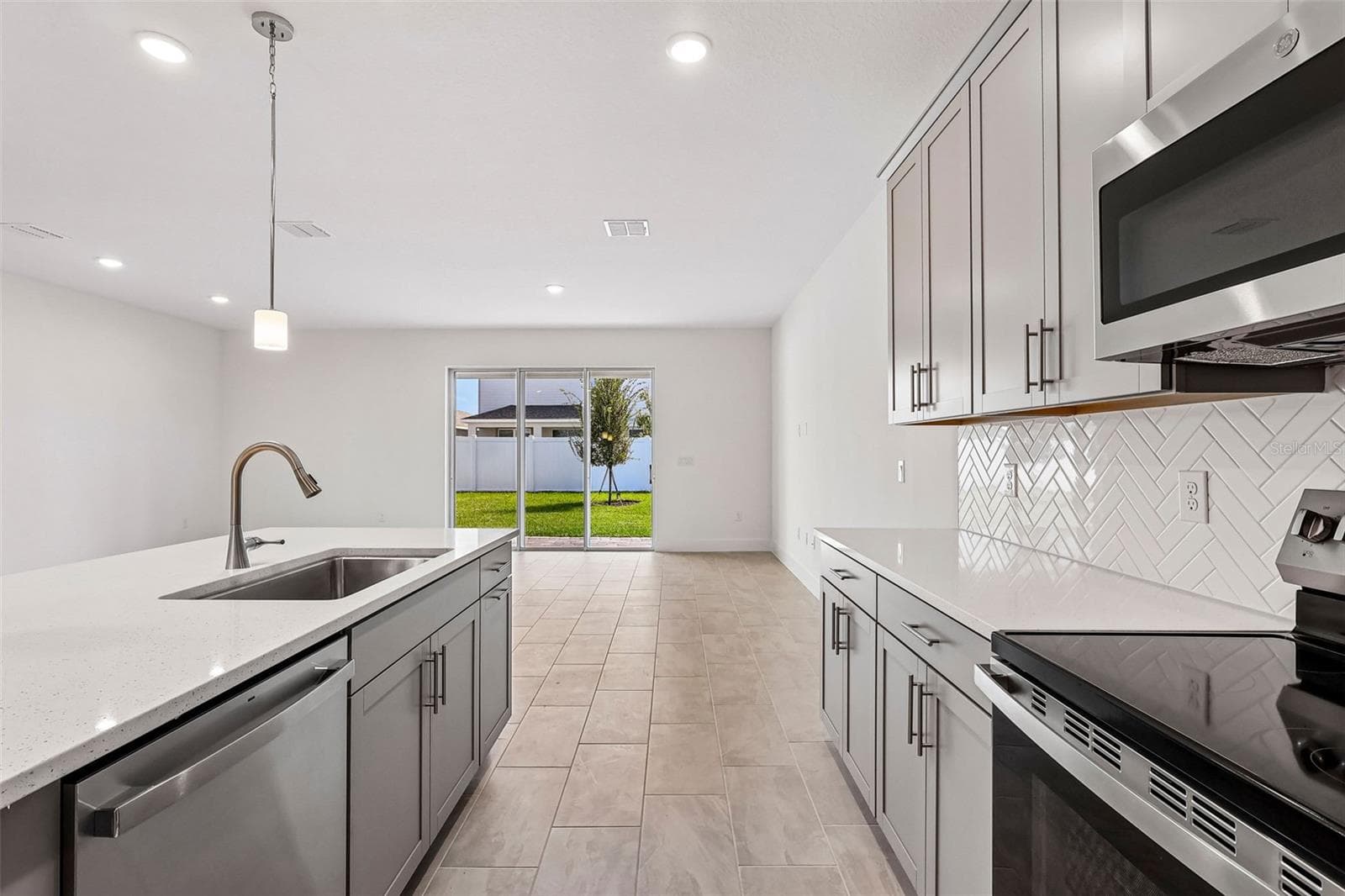 Single Family Residence at 30314 EMERALD FOREST DR, MOUNT DORA, photo 8 of 33