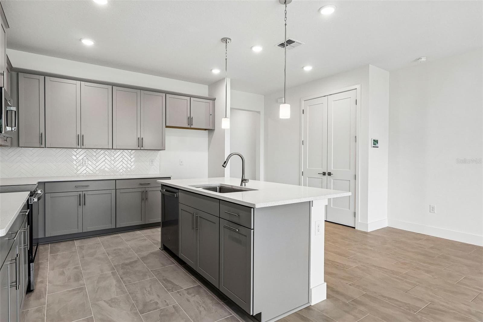 Single Family Residence at 30314 EMERALD FOREST DR, MOUNT DORA, photo 10 of 33
