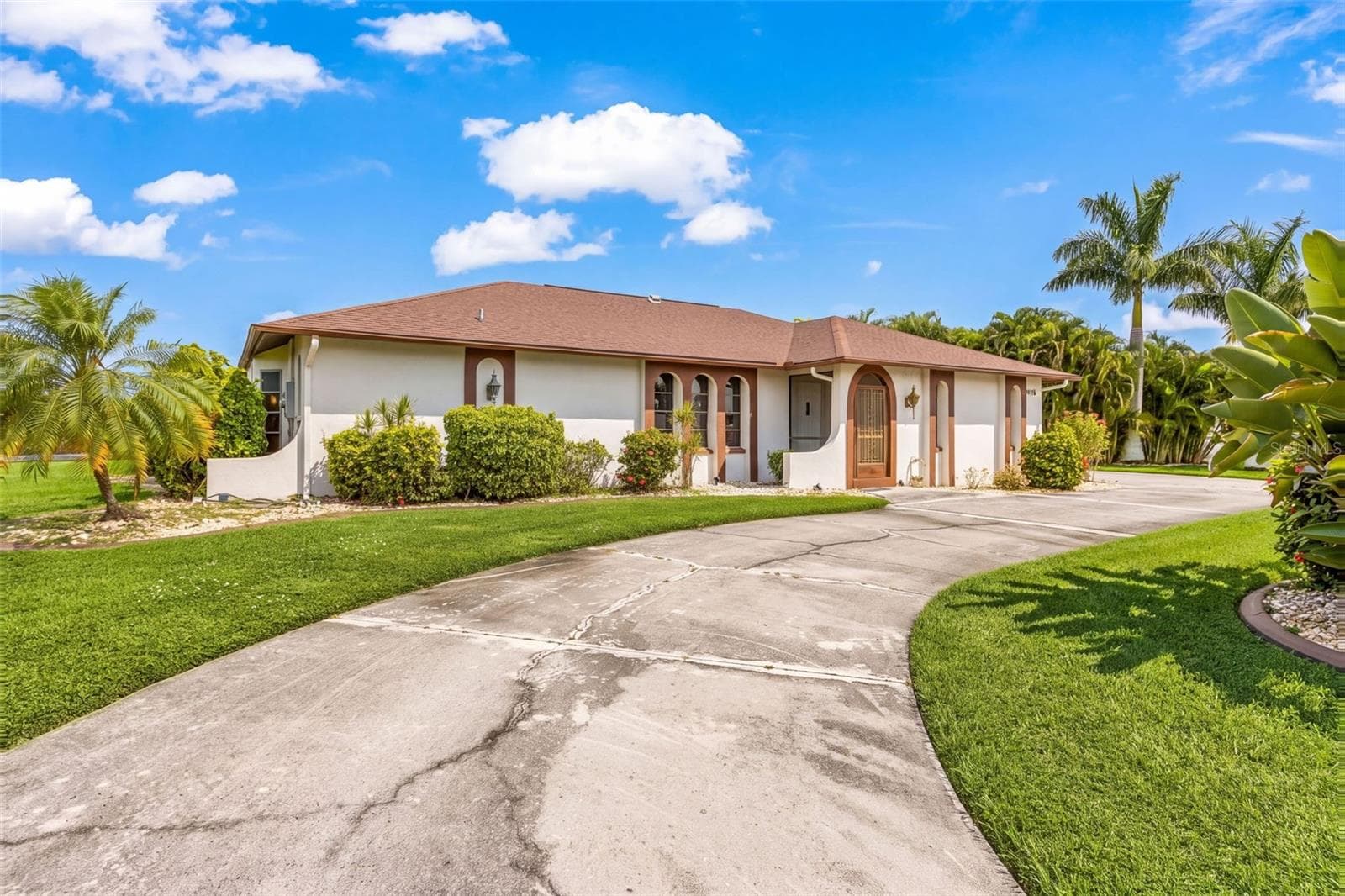 Single Family Residence at 17161 WATERS EDGE CIR, NORTH FORT MYERS, photo 2 of 33