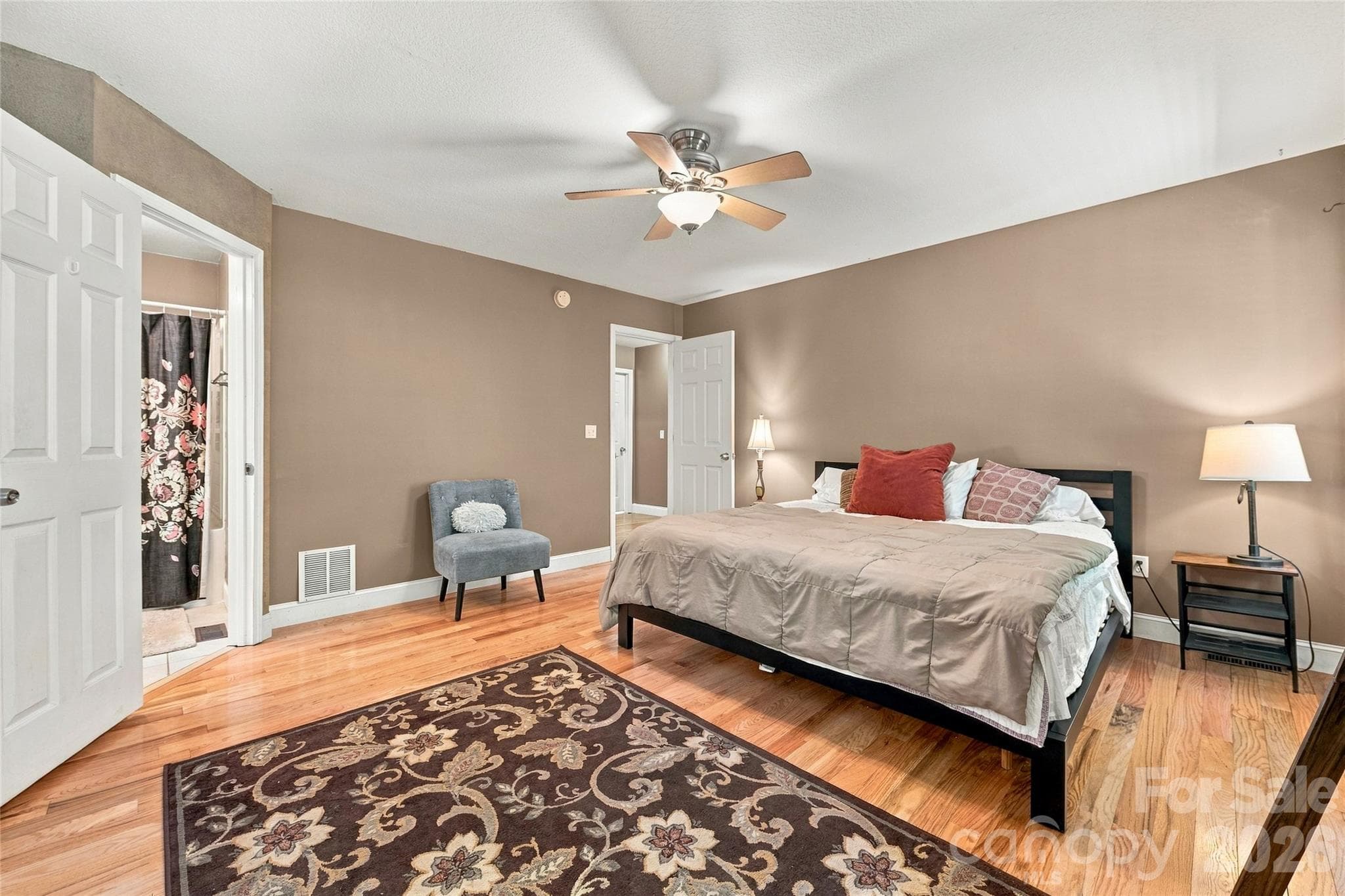 Primary bedroom with ensuite bathroom. - 8 Maltese Lane, Weaverville