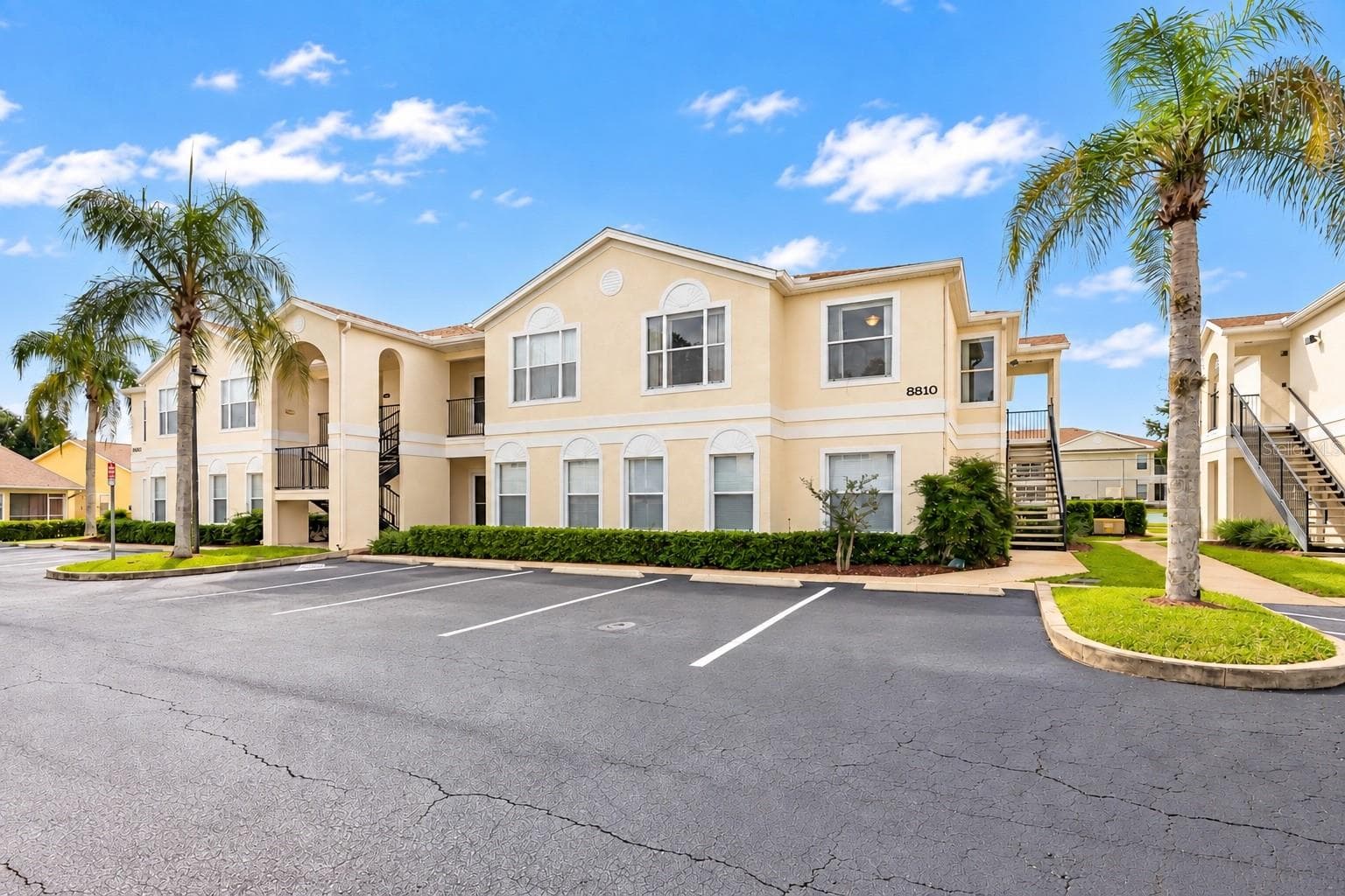 8810 GRAND PALMS CIR #B
