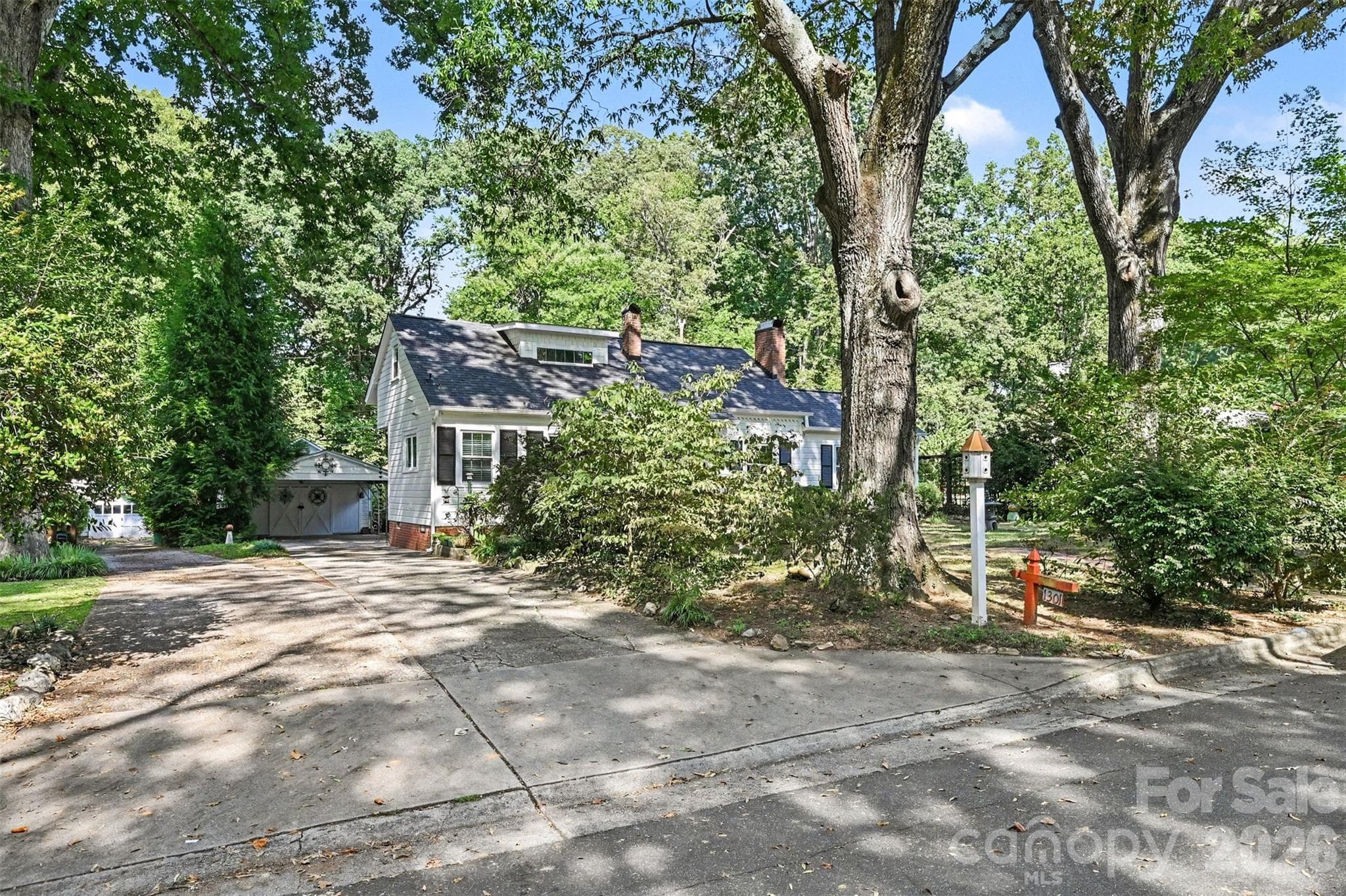 Single Family Residence at 1301 Pinecrest Avenue, Charlotte, photo 11 of 37