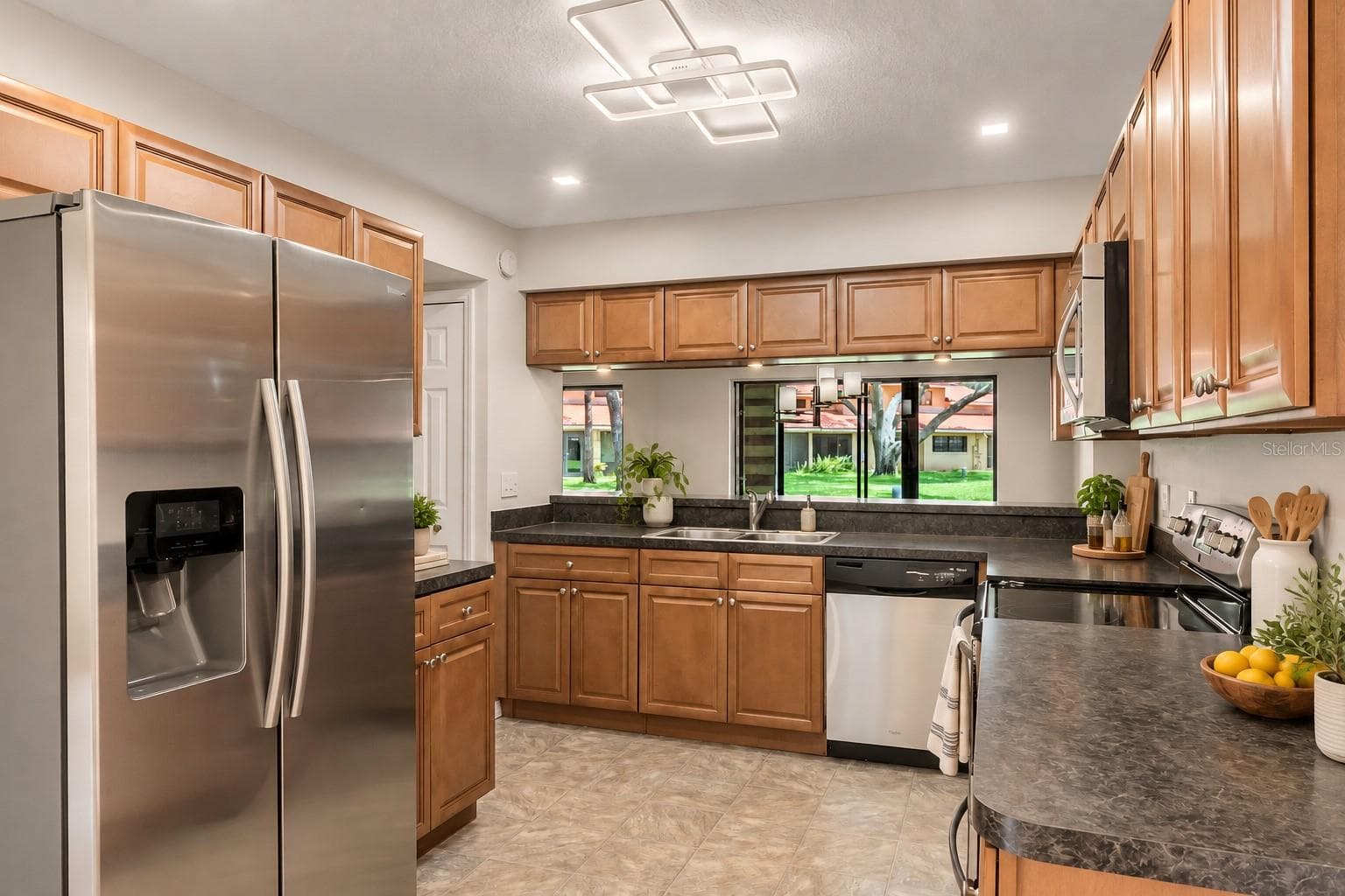 Stainless steel appliances and a practical kitchen layout. - 8235 AMBROSE COVE WAY, ORLANDO