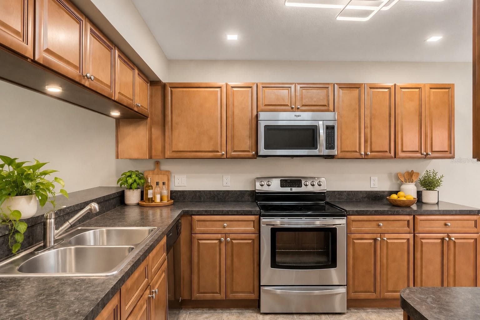 Ample cabinetry and counter space for everyday meal preparation - 8235 AMBROSE COVE WAY, ORLANDO