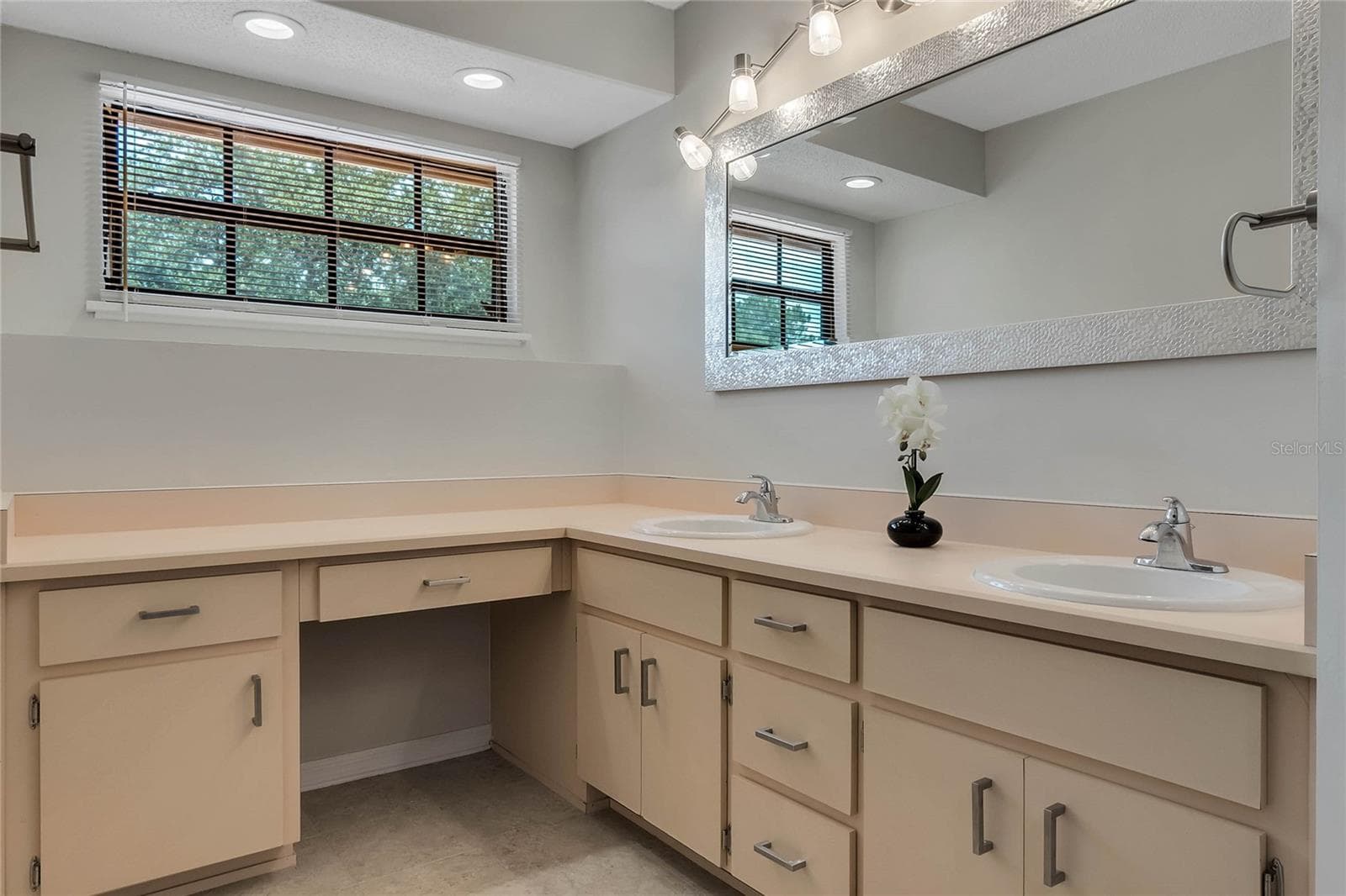 Spacious double vanity in the primary bathroom - 8235 AMBROSE COVE WAY, ORLANDO