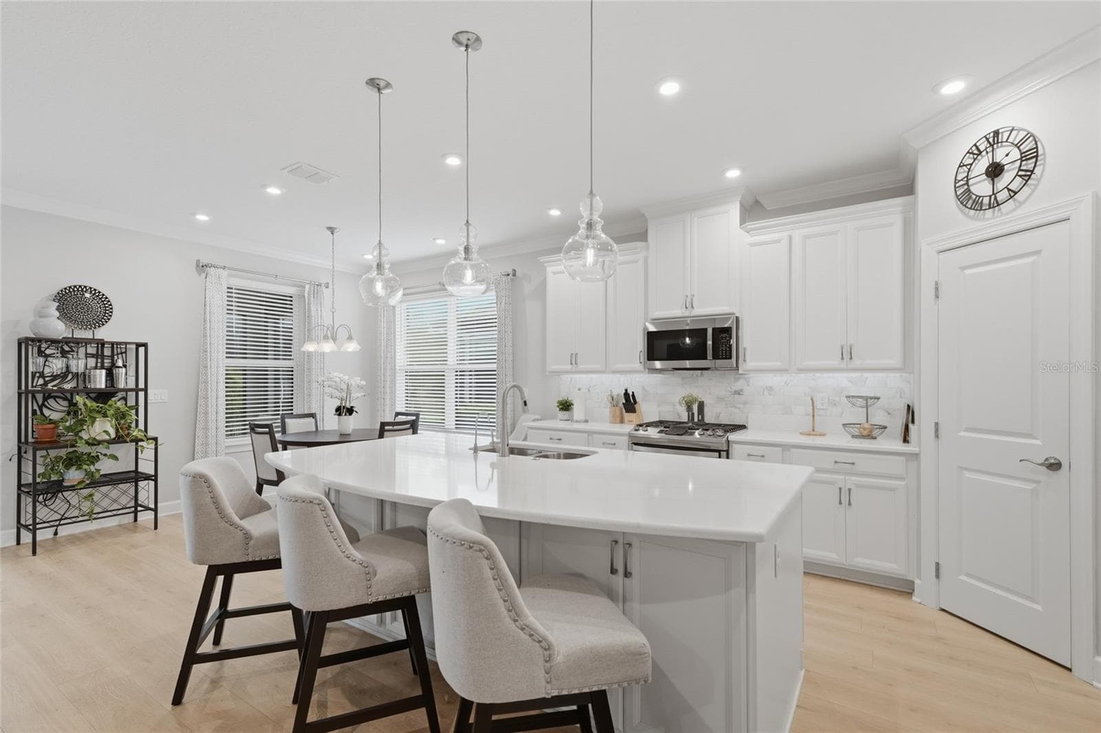 Breakfast bar w/ lots of counter space & seating - 1334 ZEEK RIDGE ST, CLERMONT