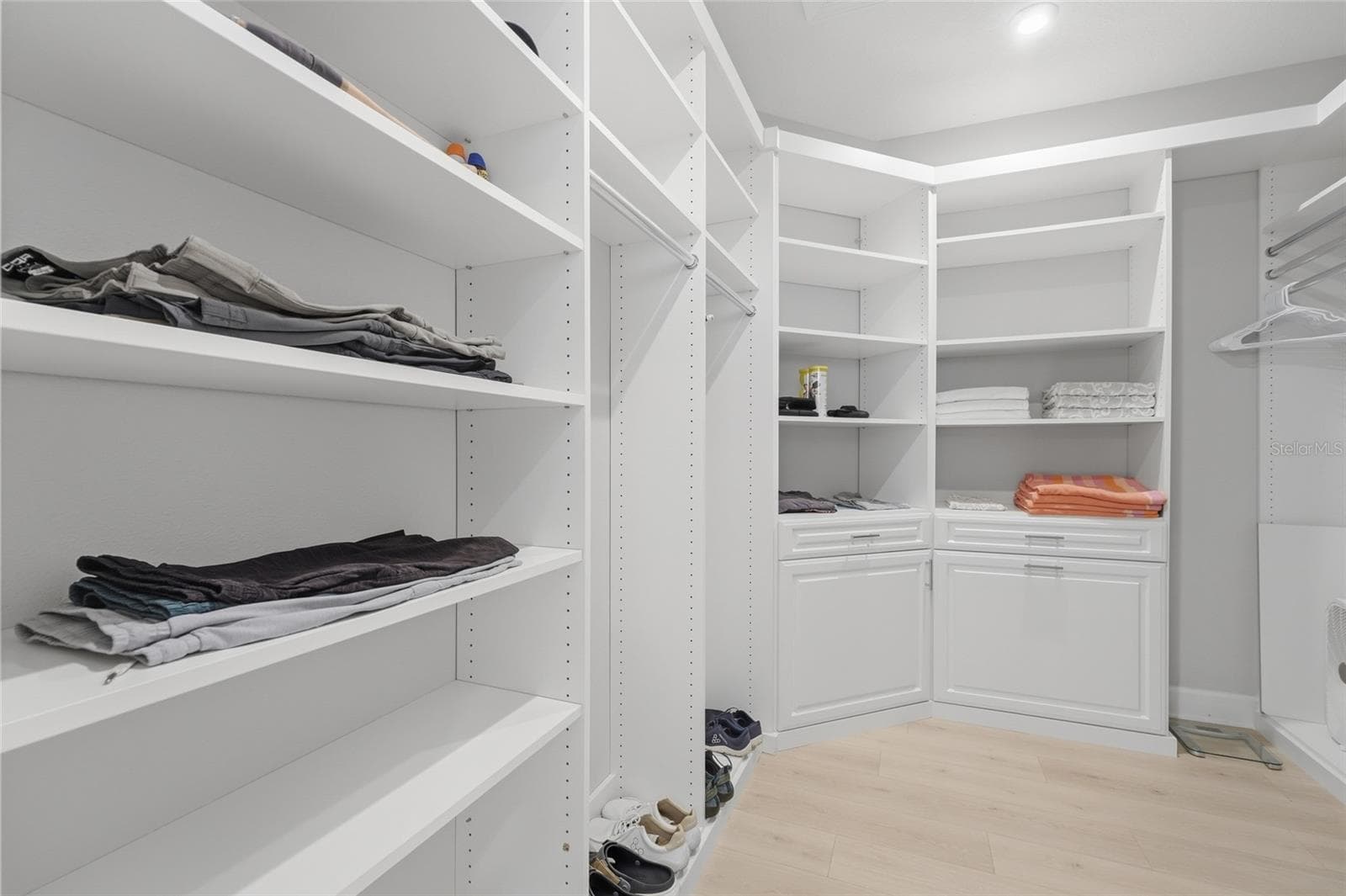 Oversized M/B walk-in closet custom built- in shelving - 1334 ZEEK RIDGE ST, CLERMONT