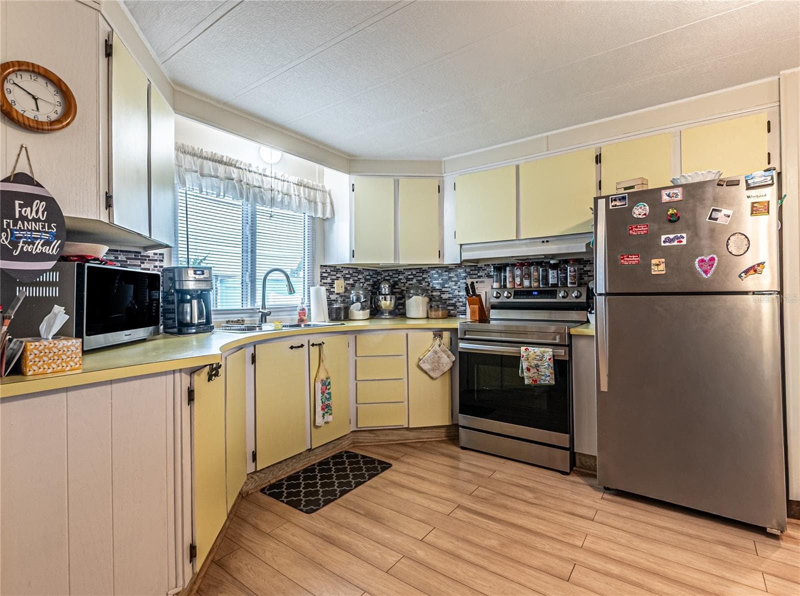 Manufactured Home at 5402 MOHAWK ST, ZEPHYRHILLS, photo 9 of 41