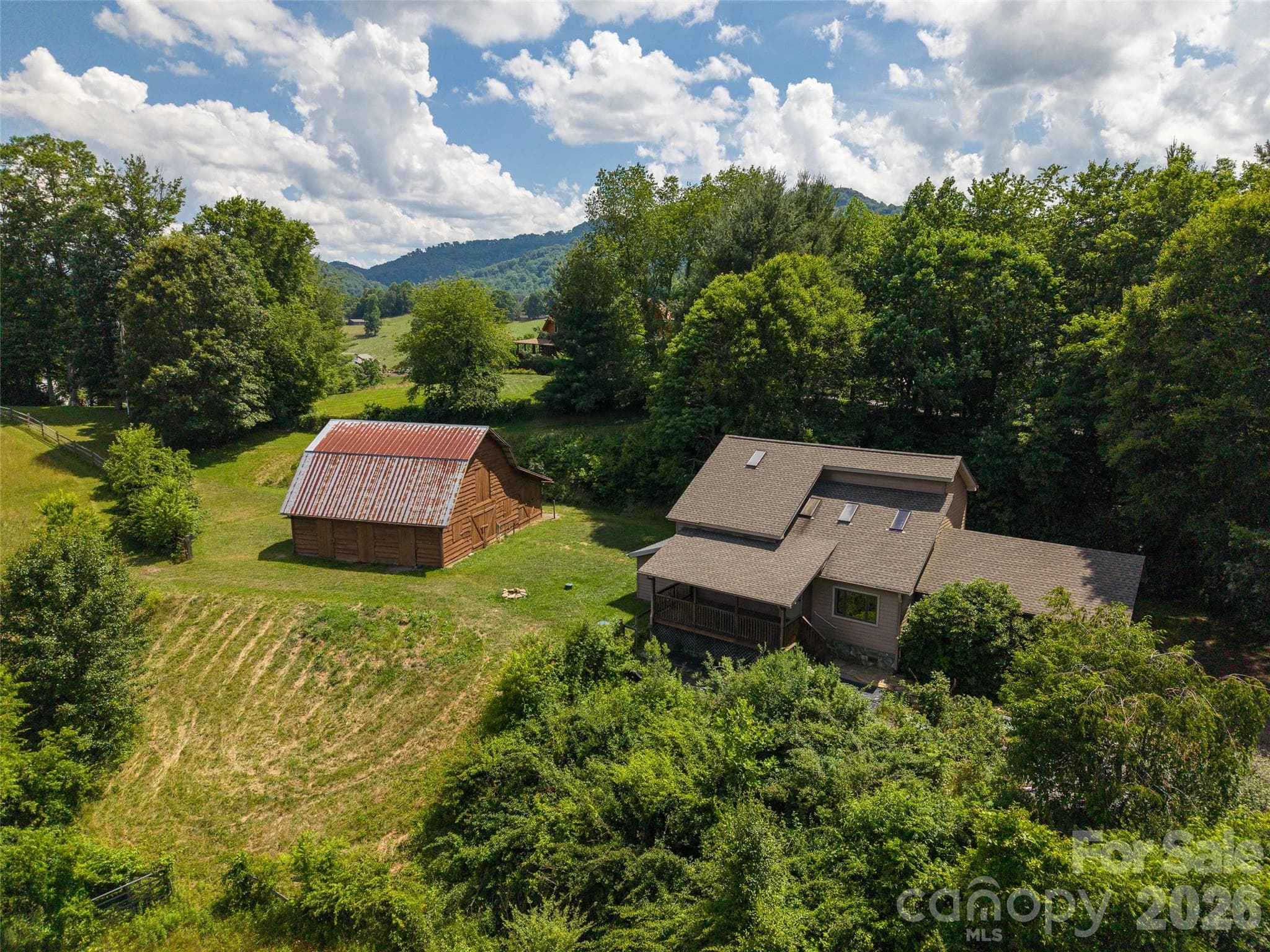 3rd house on Cansadie Top with barn. 2bed/ 2 bath - 316 Stevenson Cove Road, Waynesville