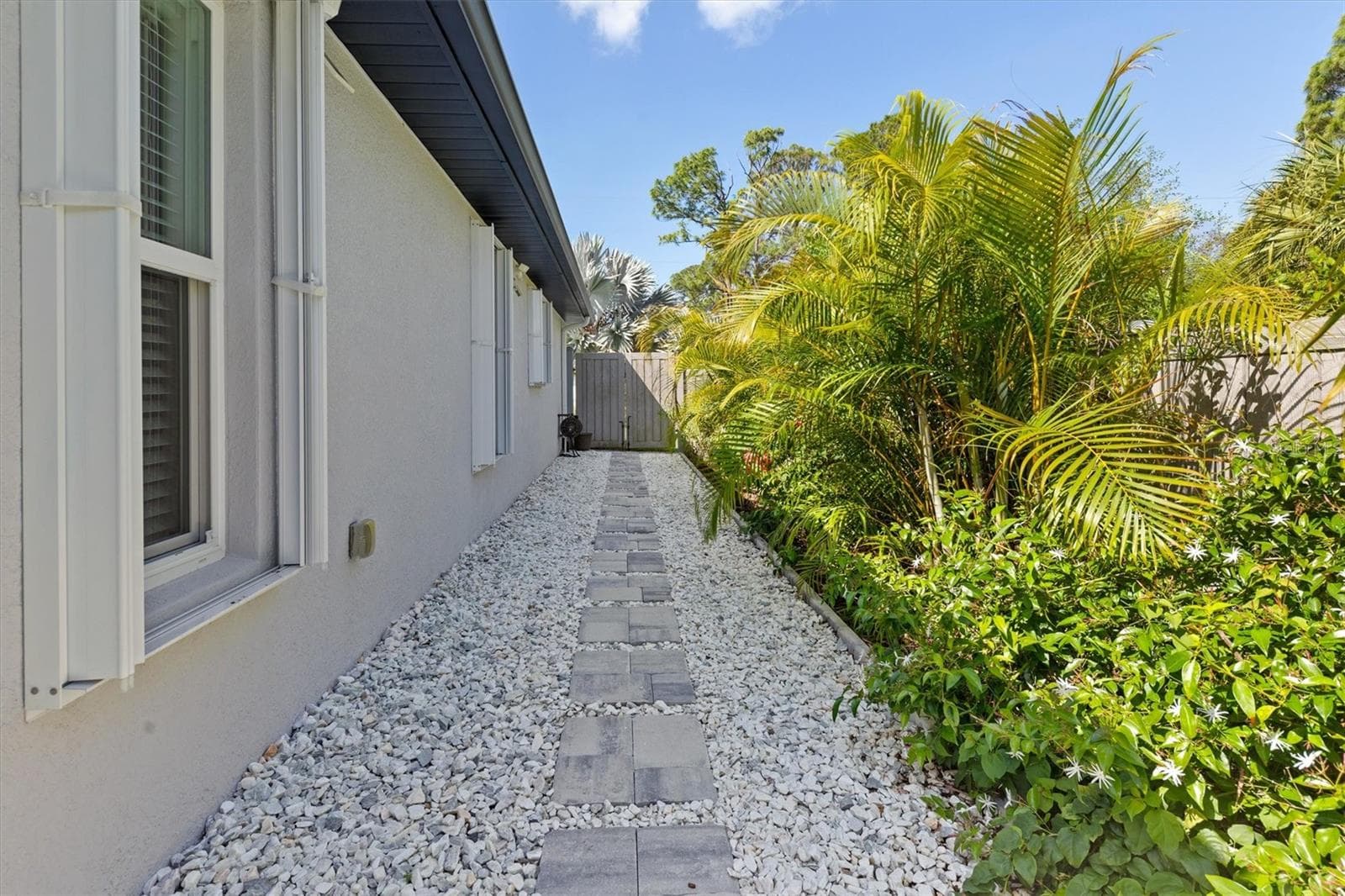 Meticulously grounds - 2420 SHEILA LN, NORTH PORT