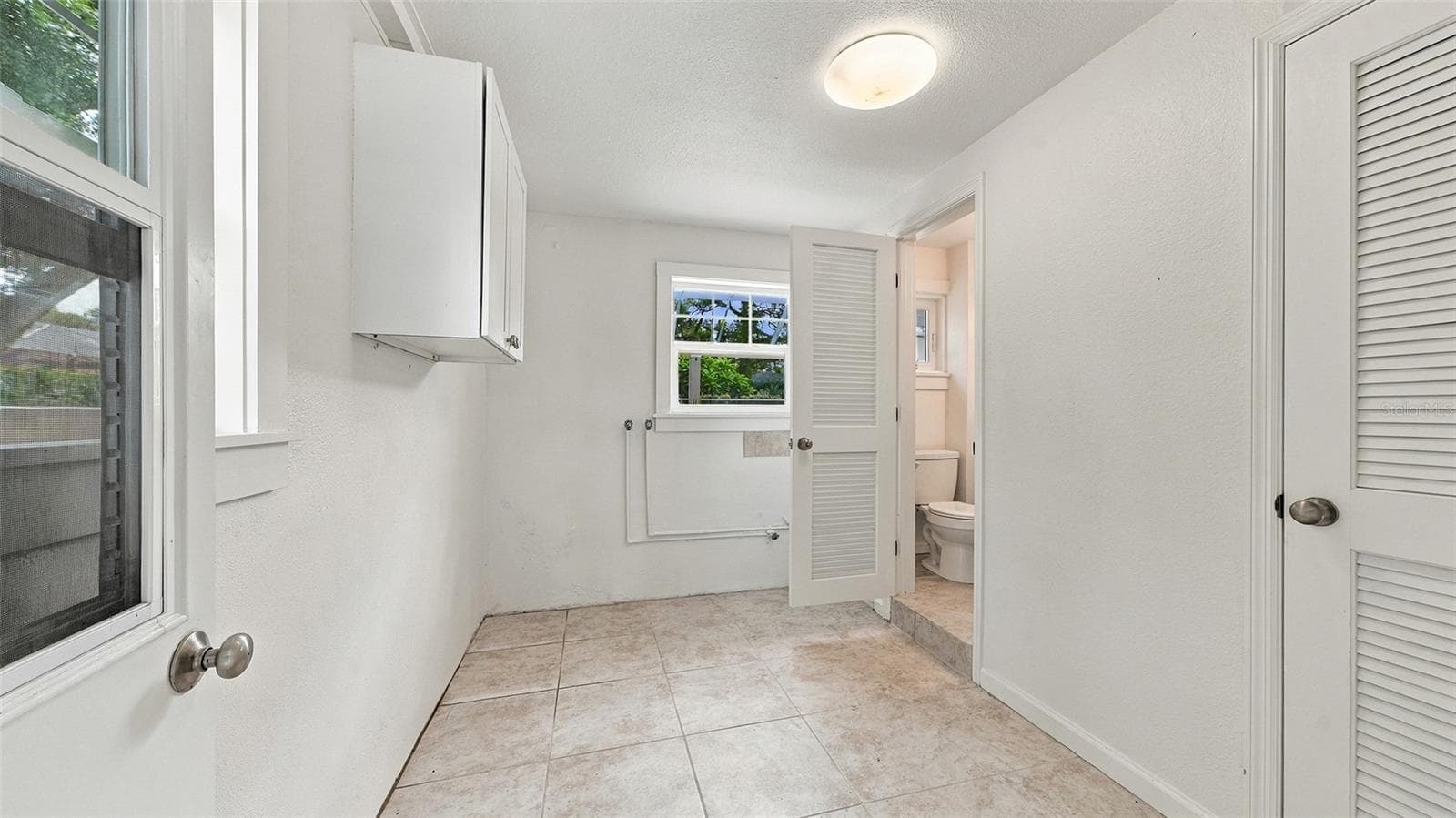 Workshop/bonus room below guest cottage - 640 GRANADA AVE, VENICE