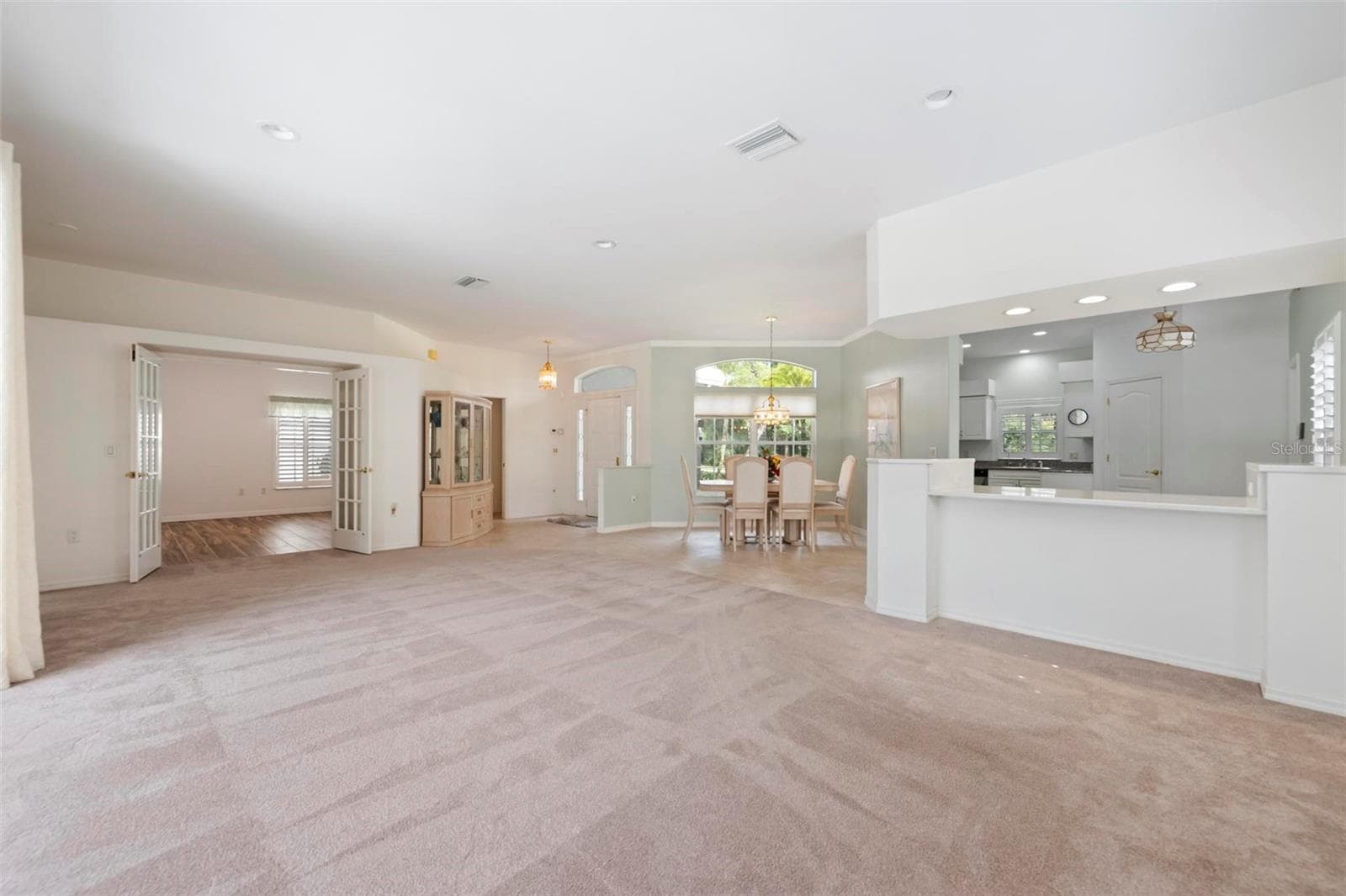 Living Room/Dining Room/Kitchen - 613 KHYBER LN, VENICE