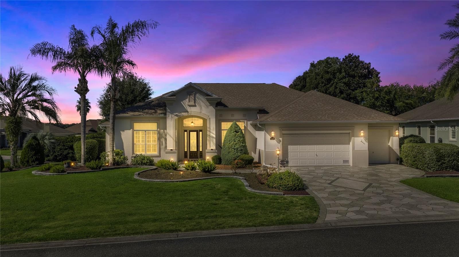 ST. CHARLES PREMIER POOL HOME AT EVENING. - 1126 MIONA SHORES DR, THE VILLAGES