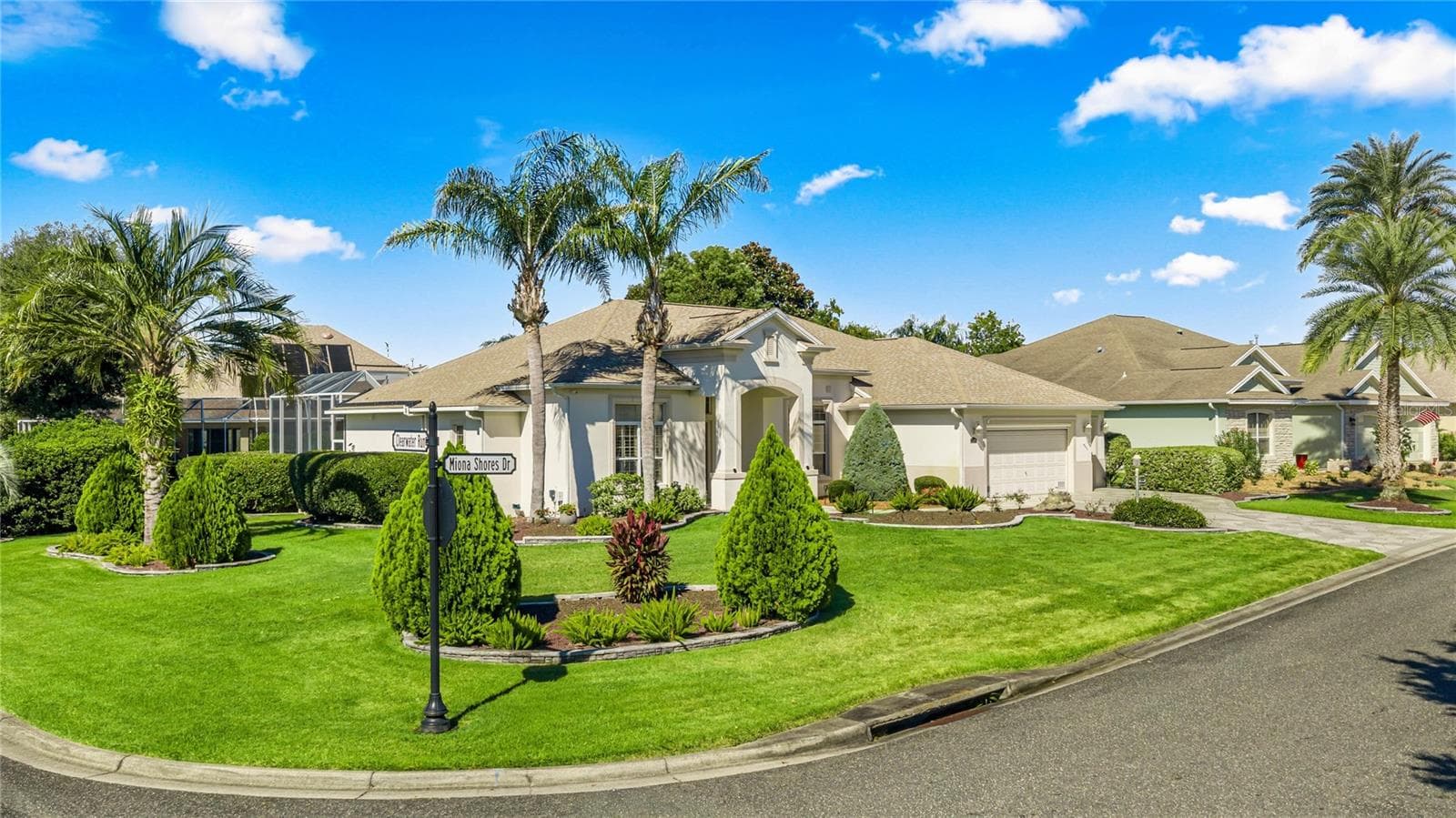 ST. CHARLES PREMIER POOL HOME CORNER LOT. - 1126 MIONA SHORES DR, THE VILLAGES