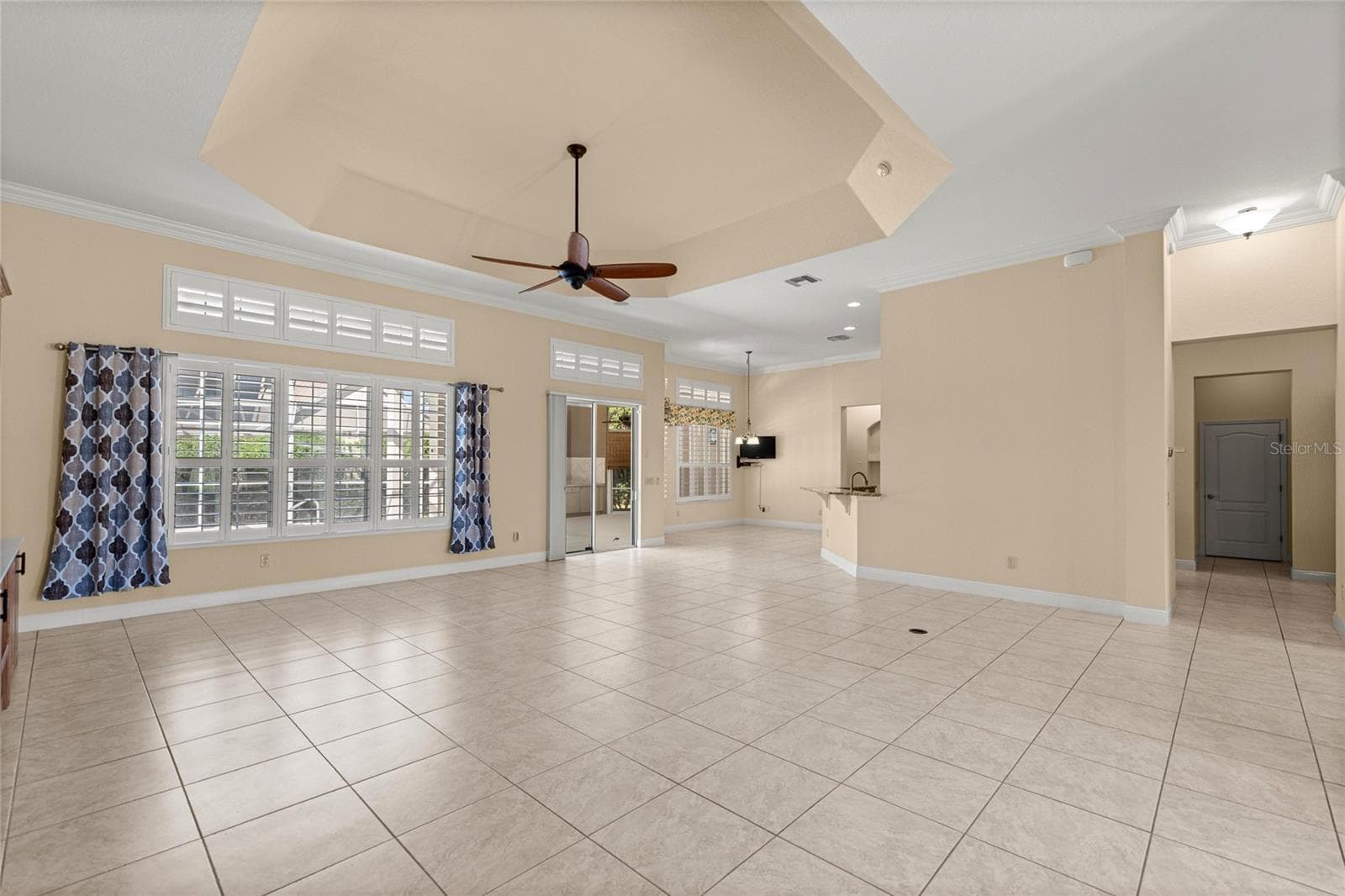 LIVING ROOM. - 1126 MIONA SHORES DR, THE VILLAGES