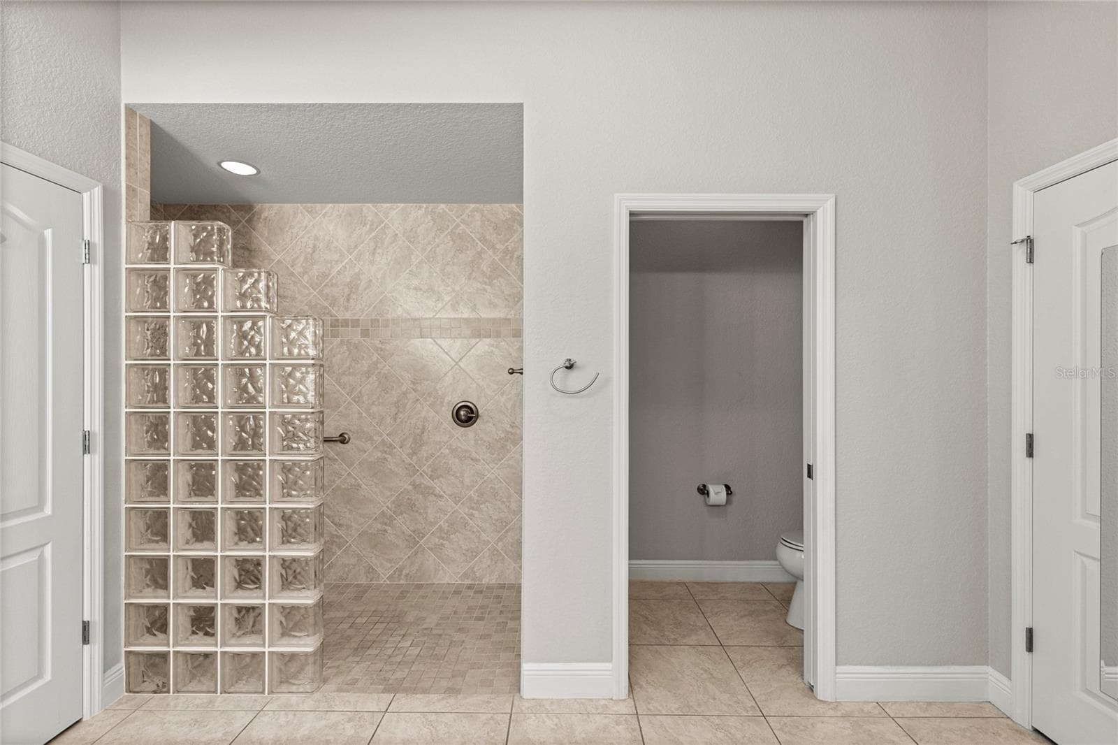 Spacious Roman Walk-In Shower. - 1126 MIONA SHORES DR, THE VILLAGES