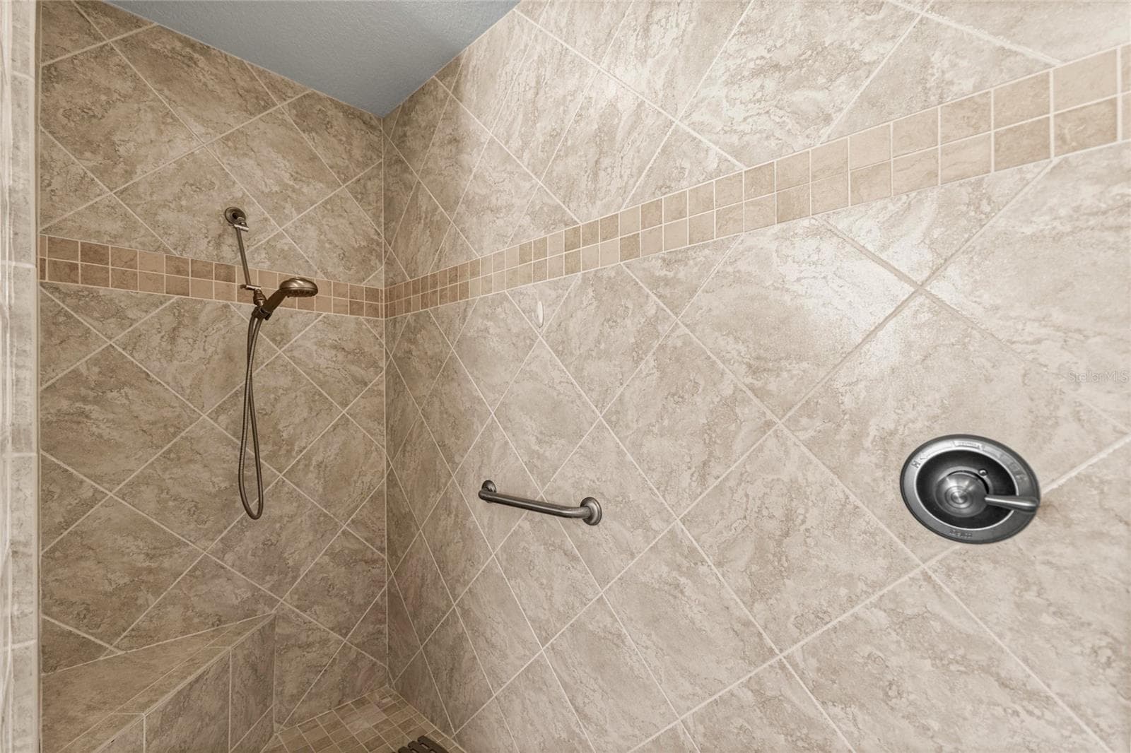 Spacious Roman Walk-In Shower - 1126 MIONA SHORES DR, THE VILLAGES