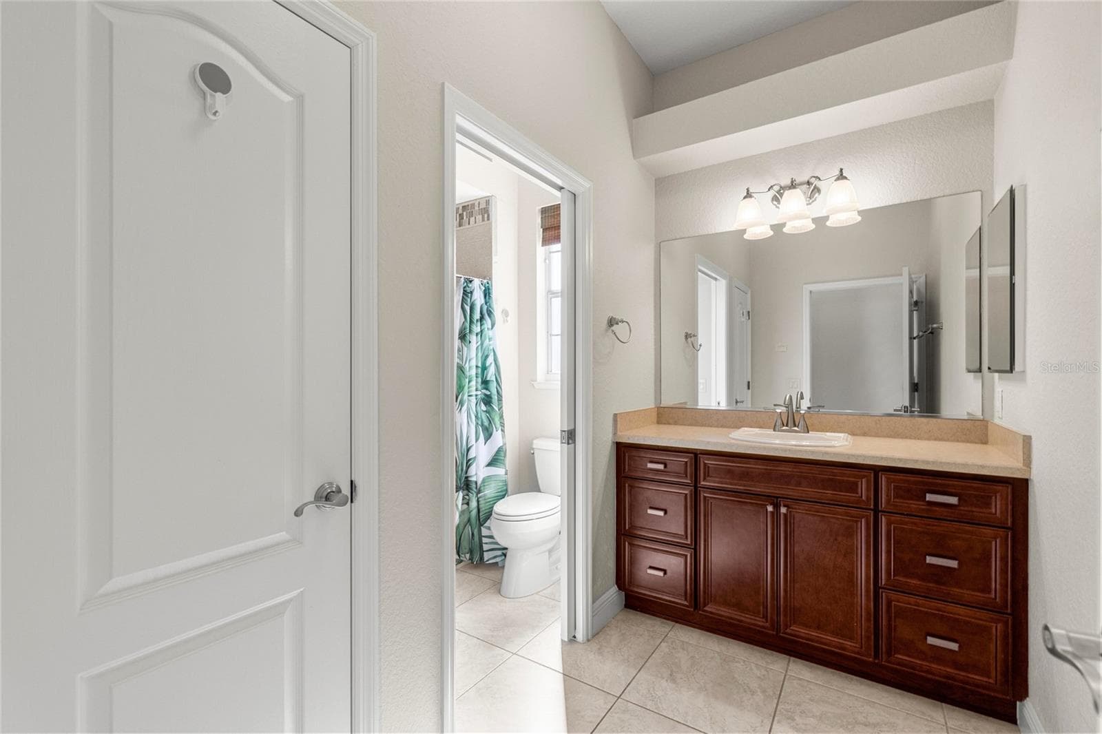 Guest bathroom. - 1126 MIONA SHORES DR, THE VILLAGES