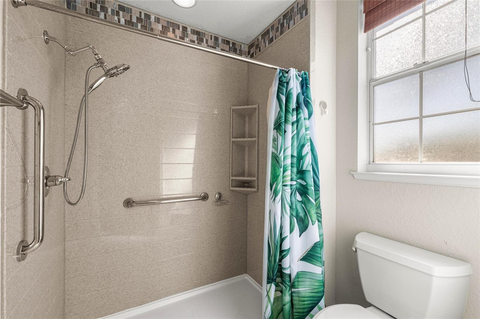Guest shower. - 1126 MIONA SHORES DR, THE VILLAGES