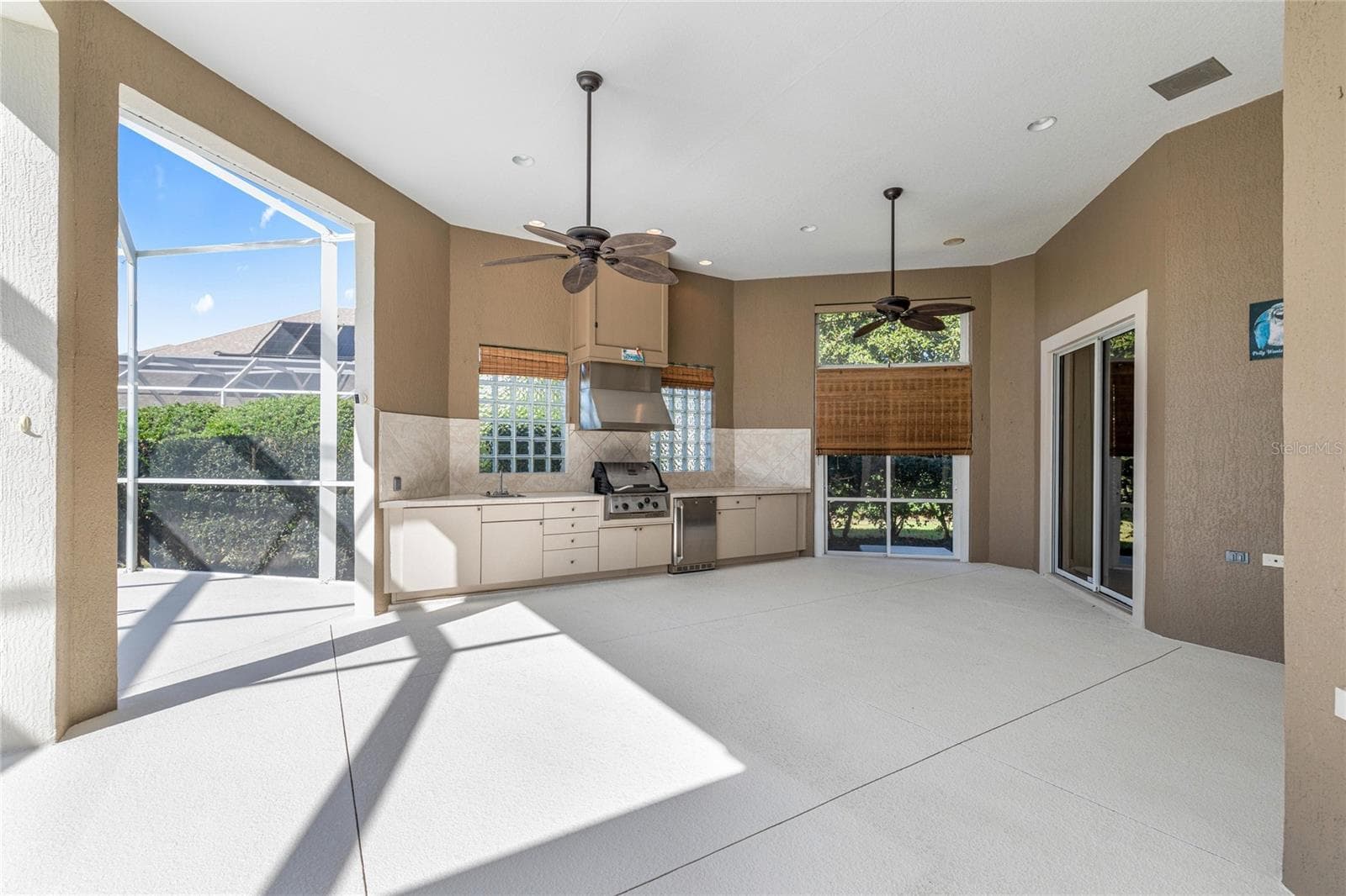 Outdoor kitchen - 1126 MIONA SHORES DR, THE VILLAGES