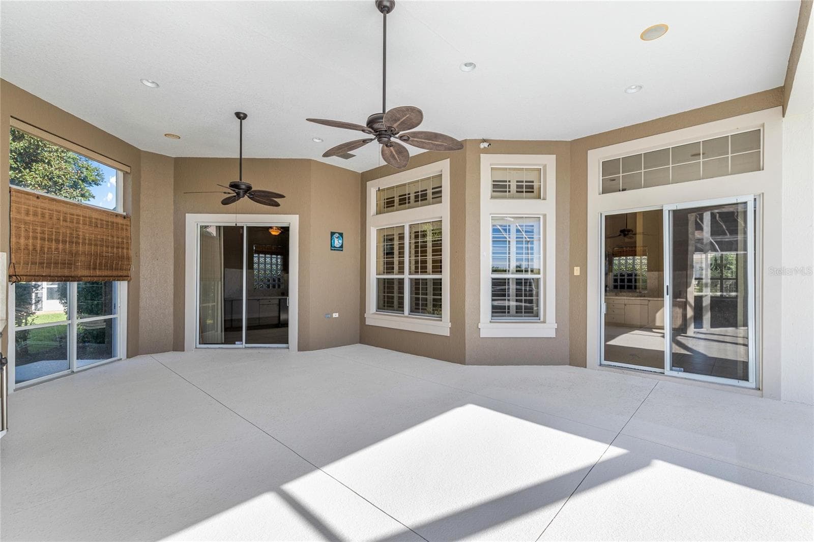 Outdoor living and entertaining area. - 1126 MIONA SHORES DR, THE VILLAGES