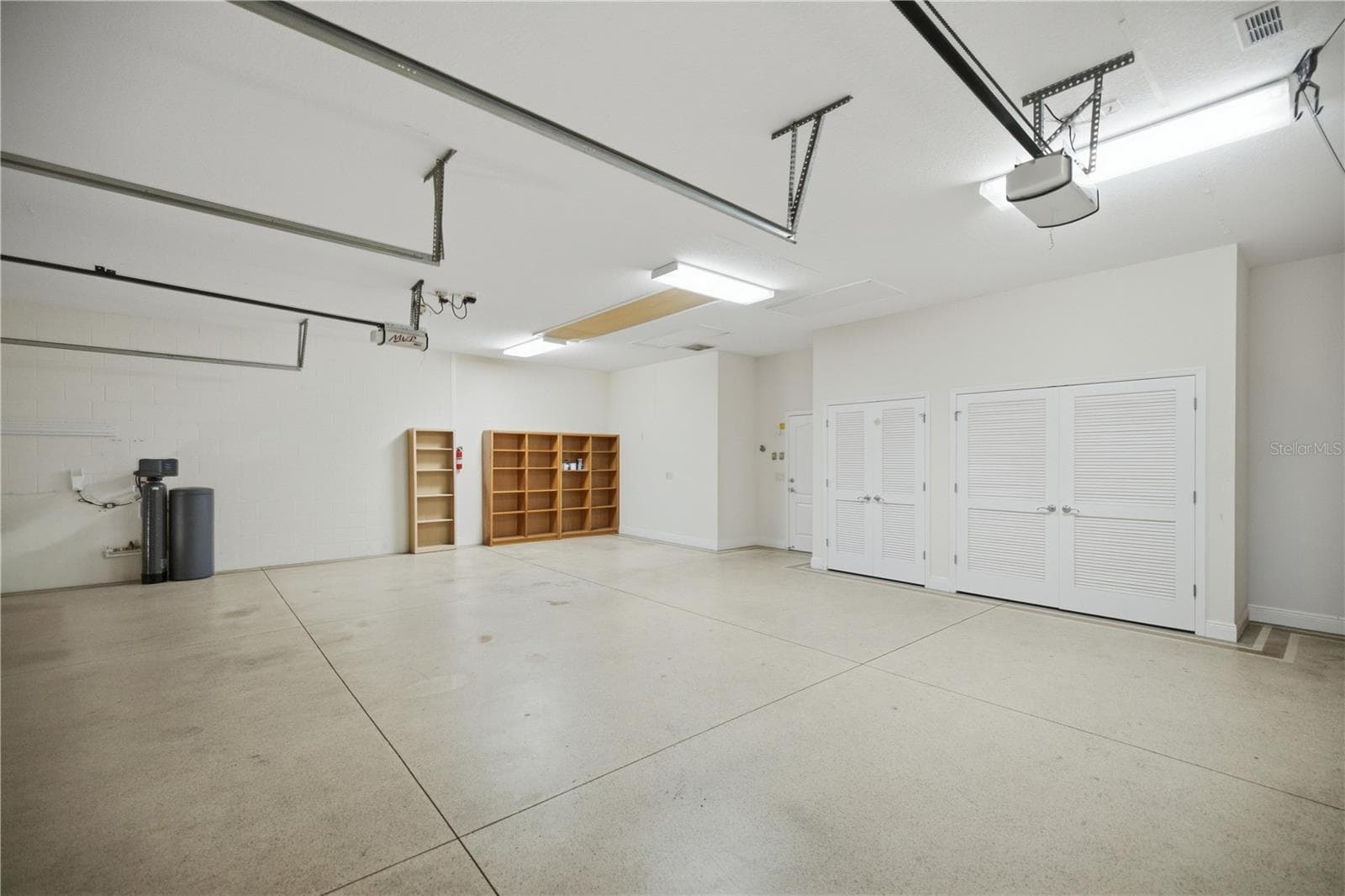 OVERSIZED GARAGE AND EXTRA STORAGE. - 1126 MIONA SHORES DR, THE VILLAGES