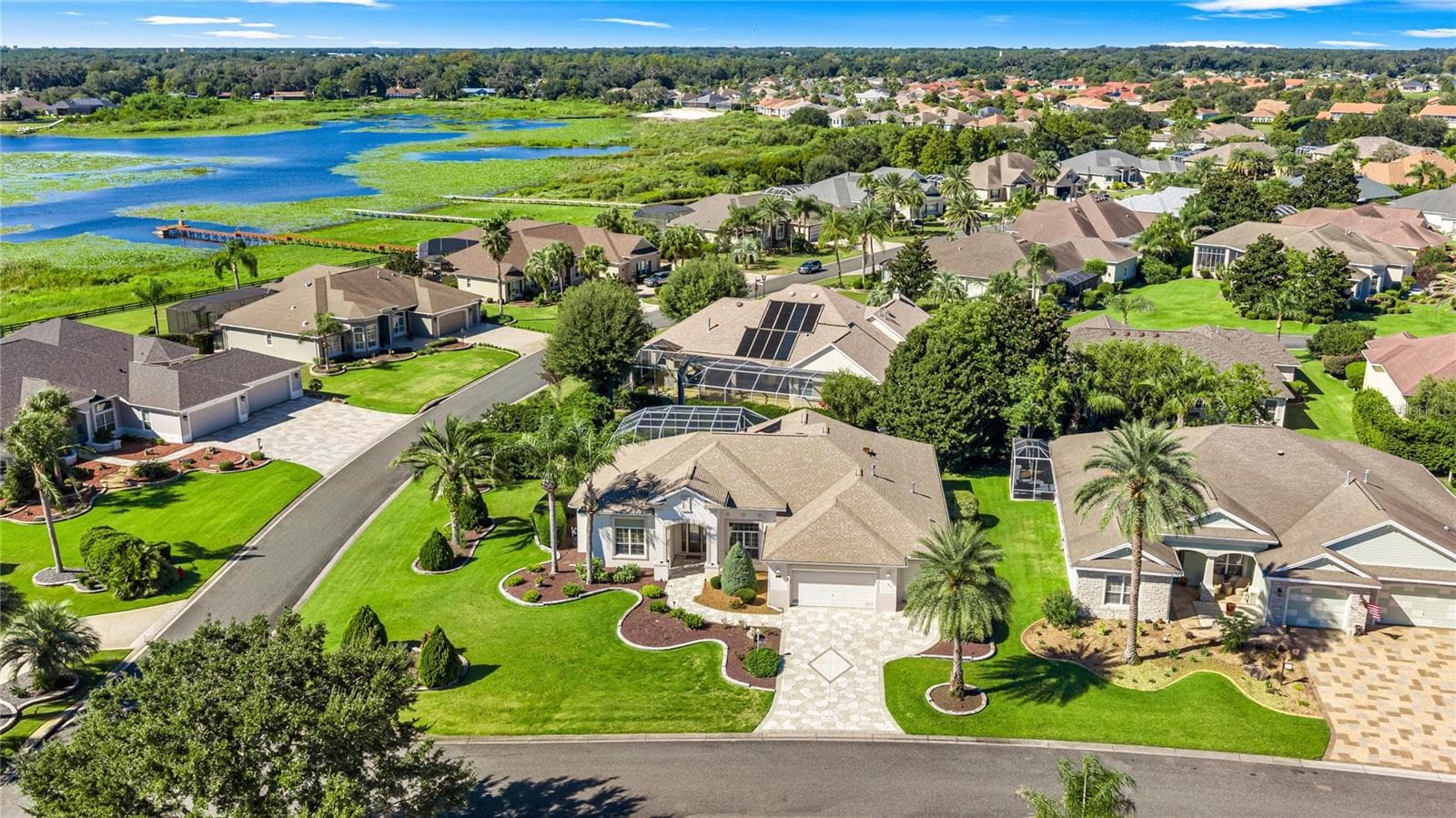 ST. CHARLES PREMIER POOL HOME CORNER. - 1126 MIONA SHORES DR, THE VILLAGES