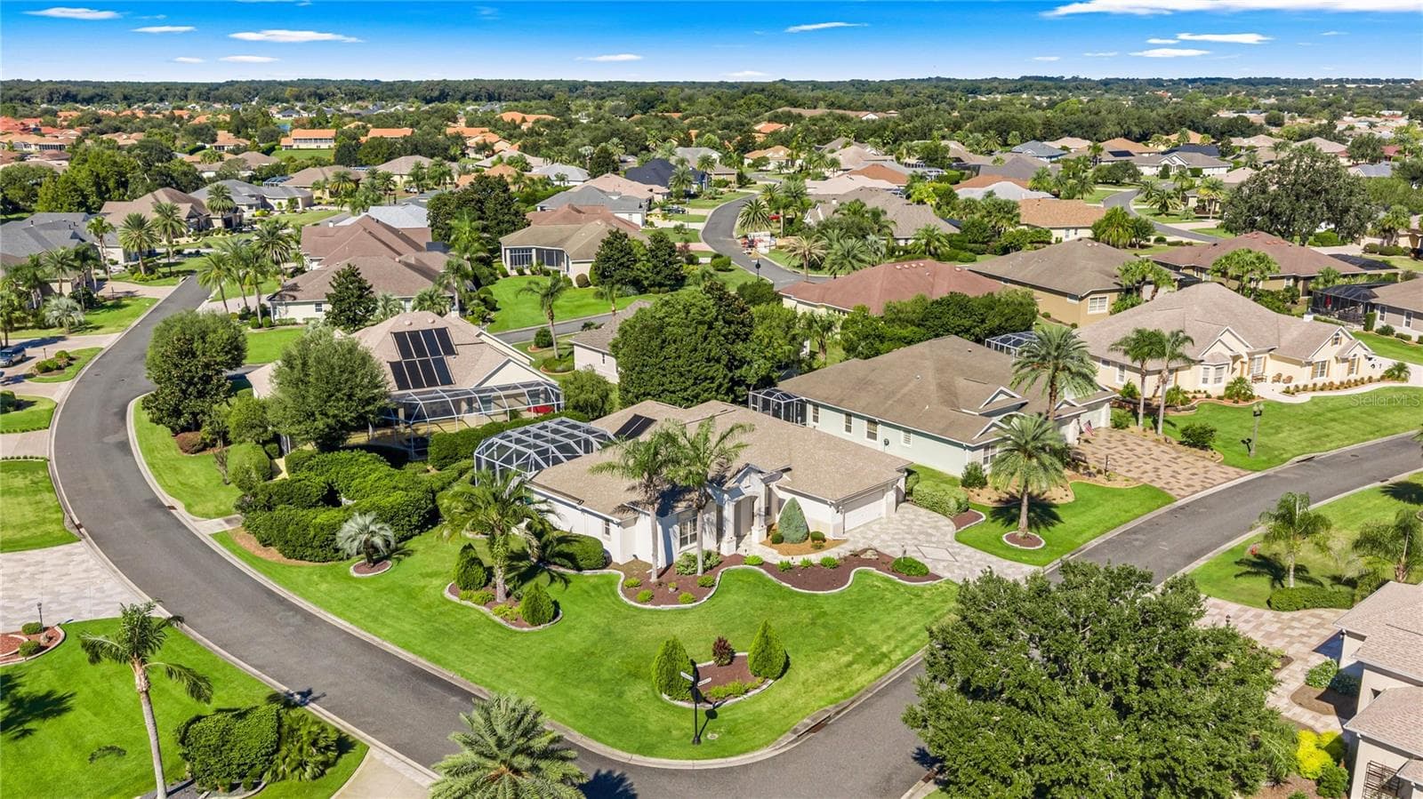 ST. CHARLES PREMIER POOL HOME CORNER. - 1126 MIONA SHORES DR, THE VILLAGES