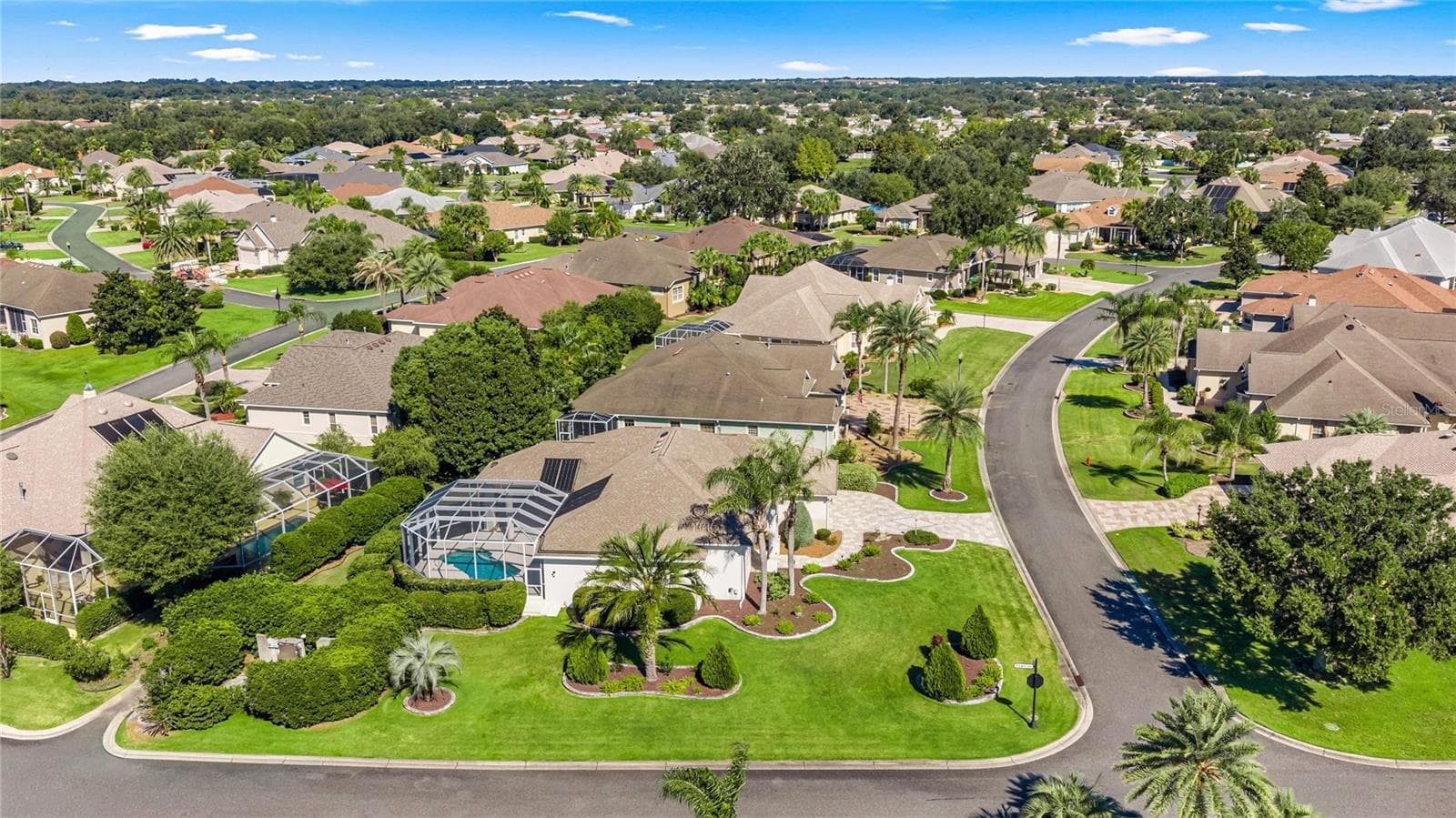 ST. CHARLES PREMIER POOL HOME CORNER. - 1126 MIONA SHORES DR, THE VILLAGES