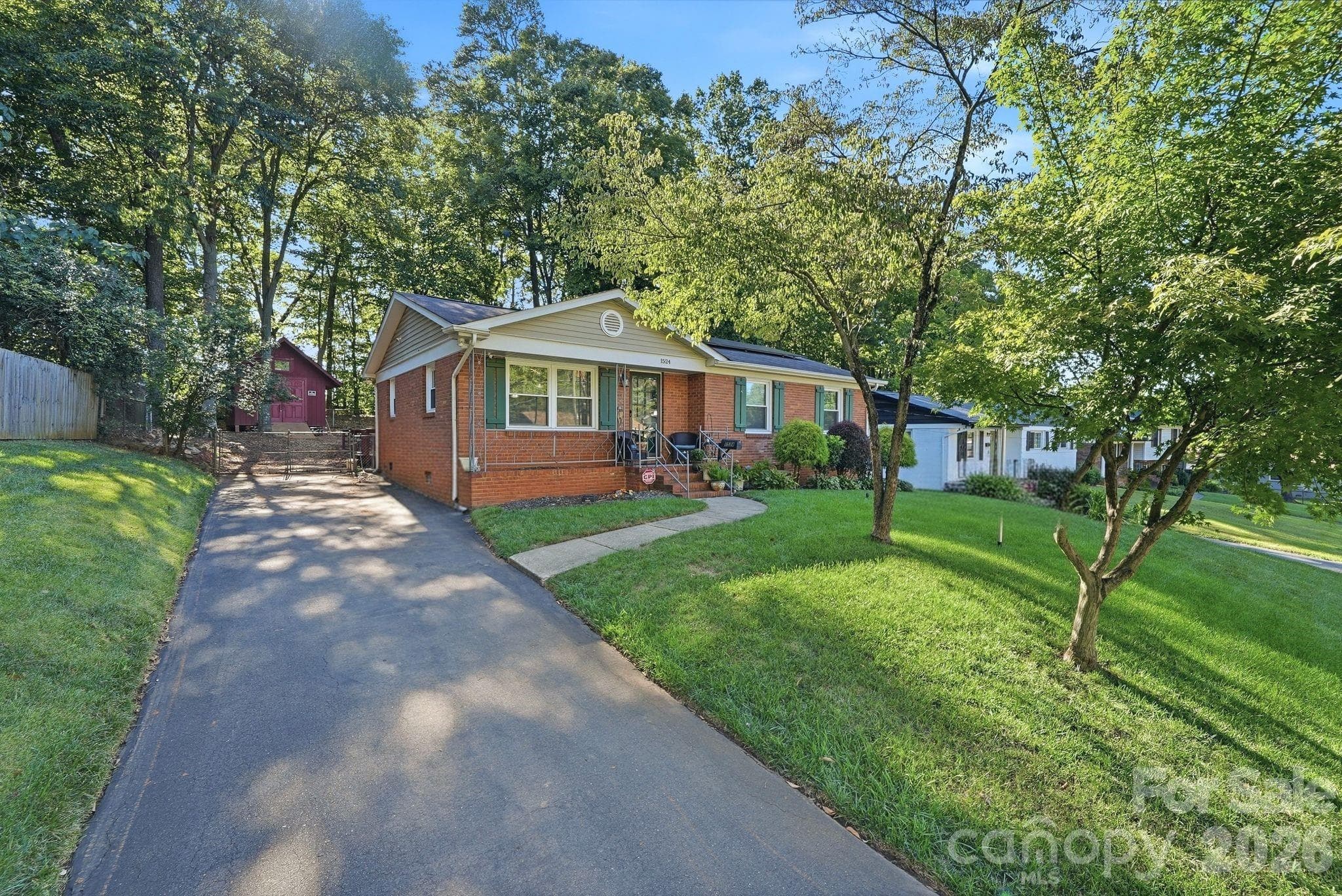 Single Family Residence at 1524 Lanewood Place, Charlotte, photo 2 of 41