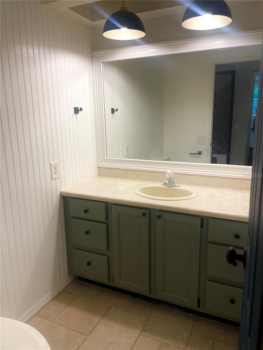 hall bath - 1304 TREETOP DR, PALM HARBOR