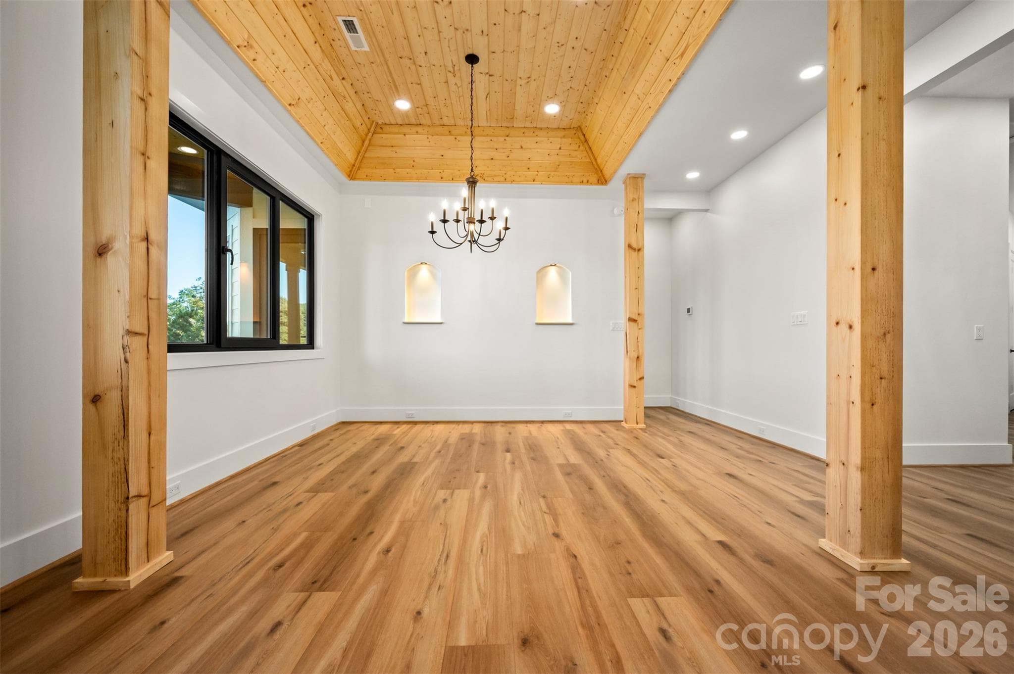 Single Family Residence at 438 Mapleton Lane, Columbus, photo 9 of 47